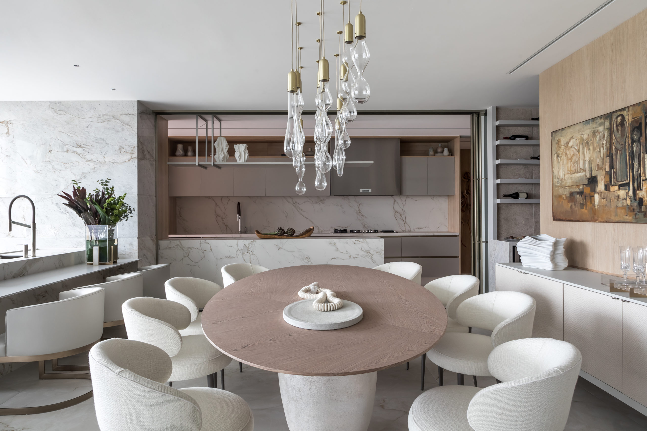 sala de jantar com mesa para oito pessoas
