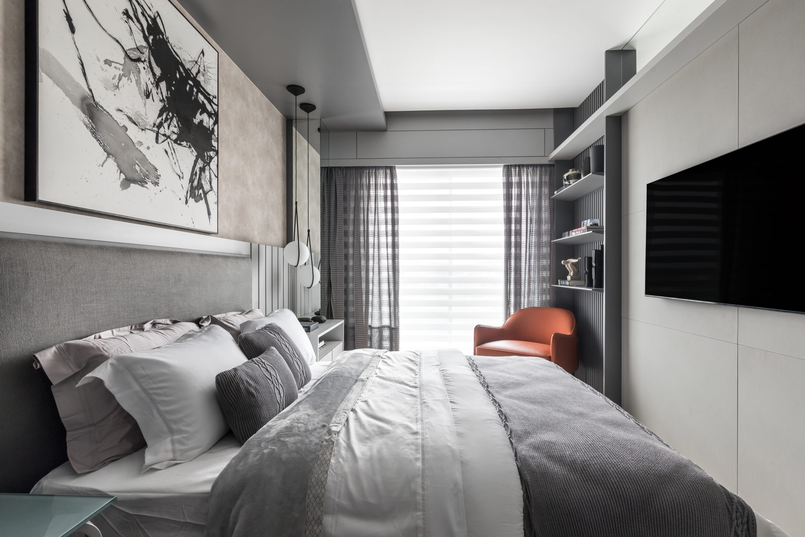 quarto com cama de casal com vista