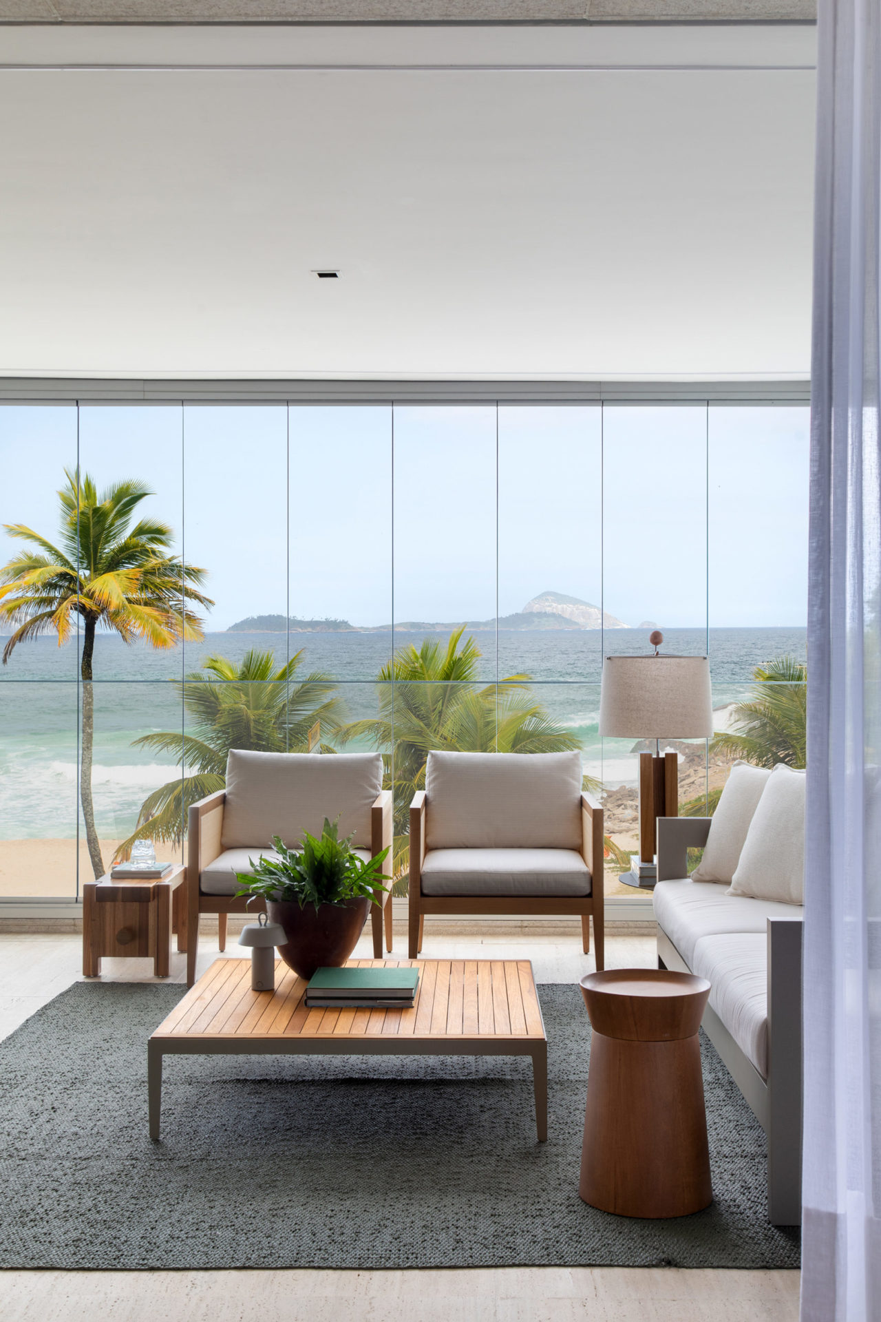 sala com vista para o mar