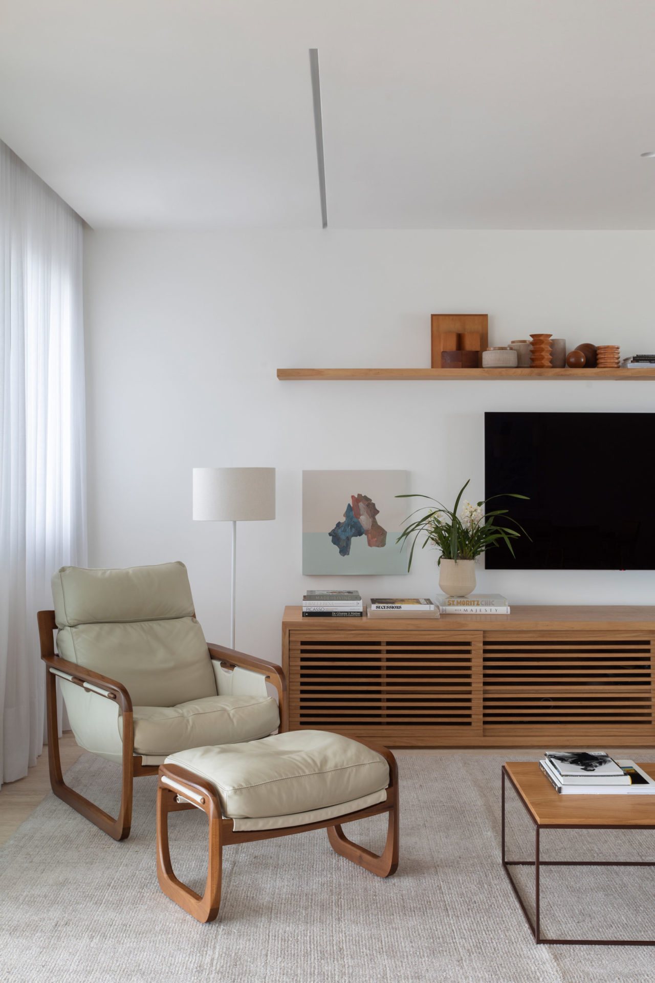 espreguiçadeira em sala de TV
