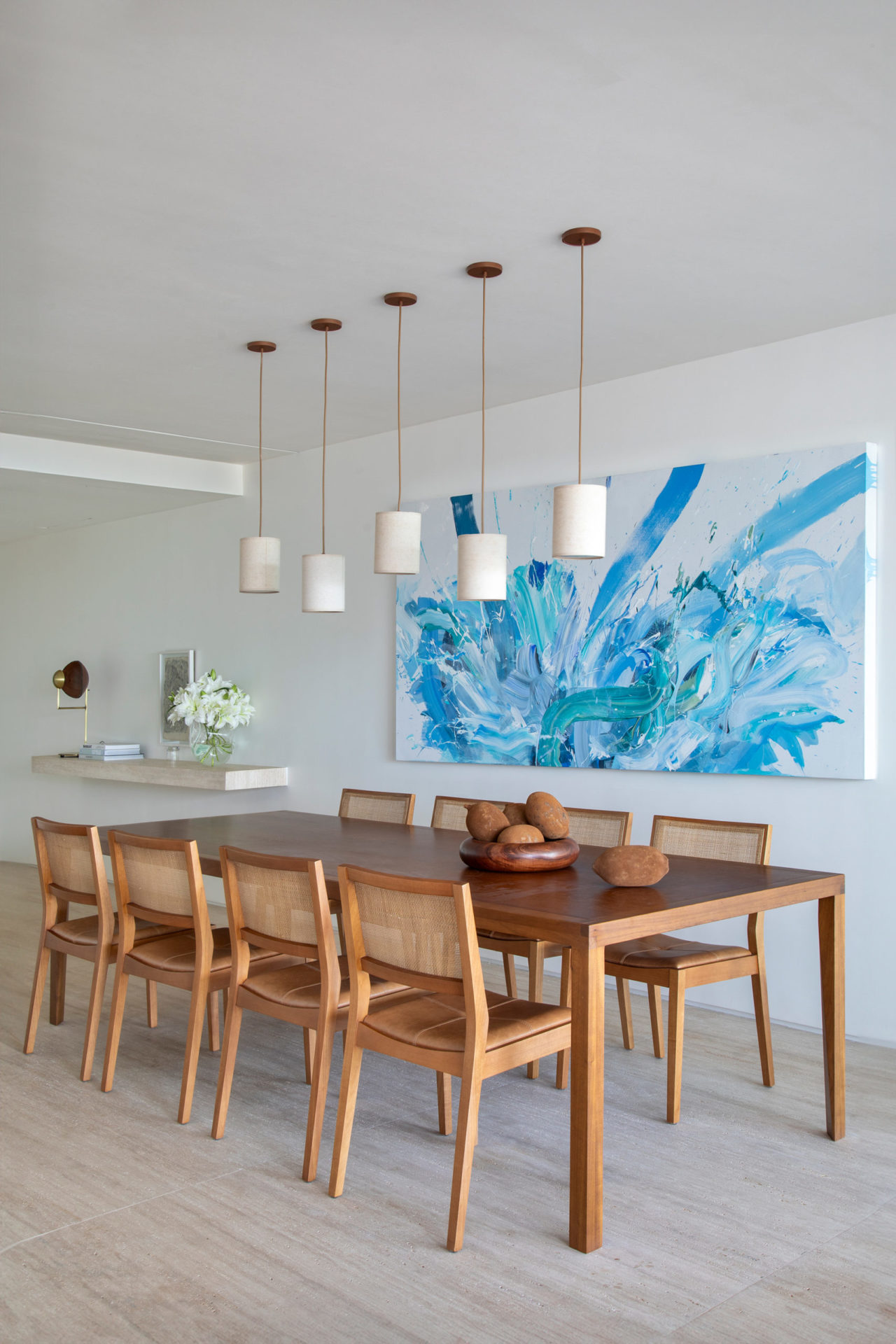 mesa de jantar e quadro azul