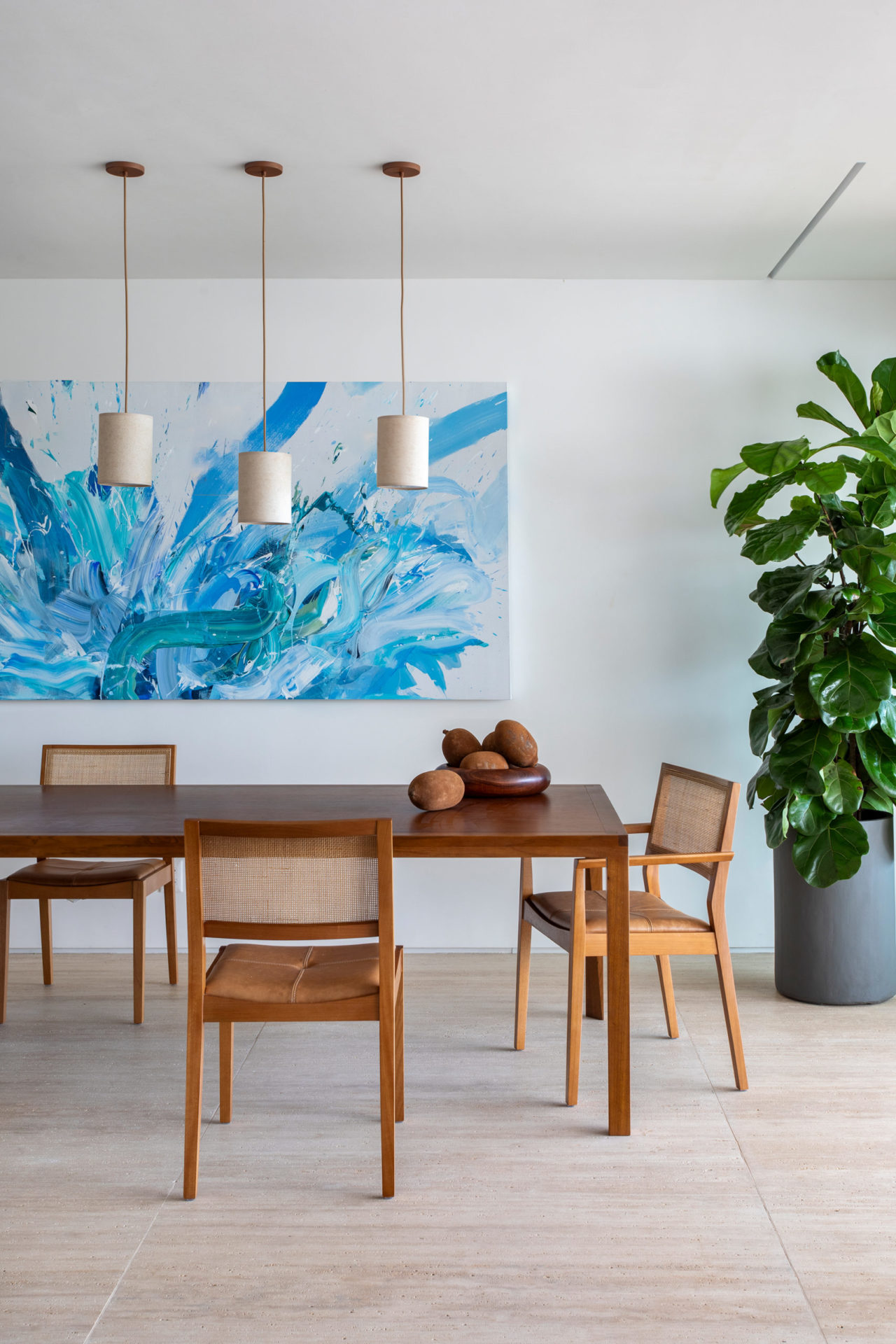 sala de jantar com mesa e planta