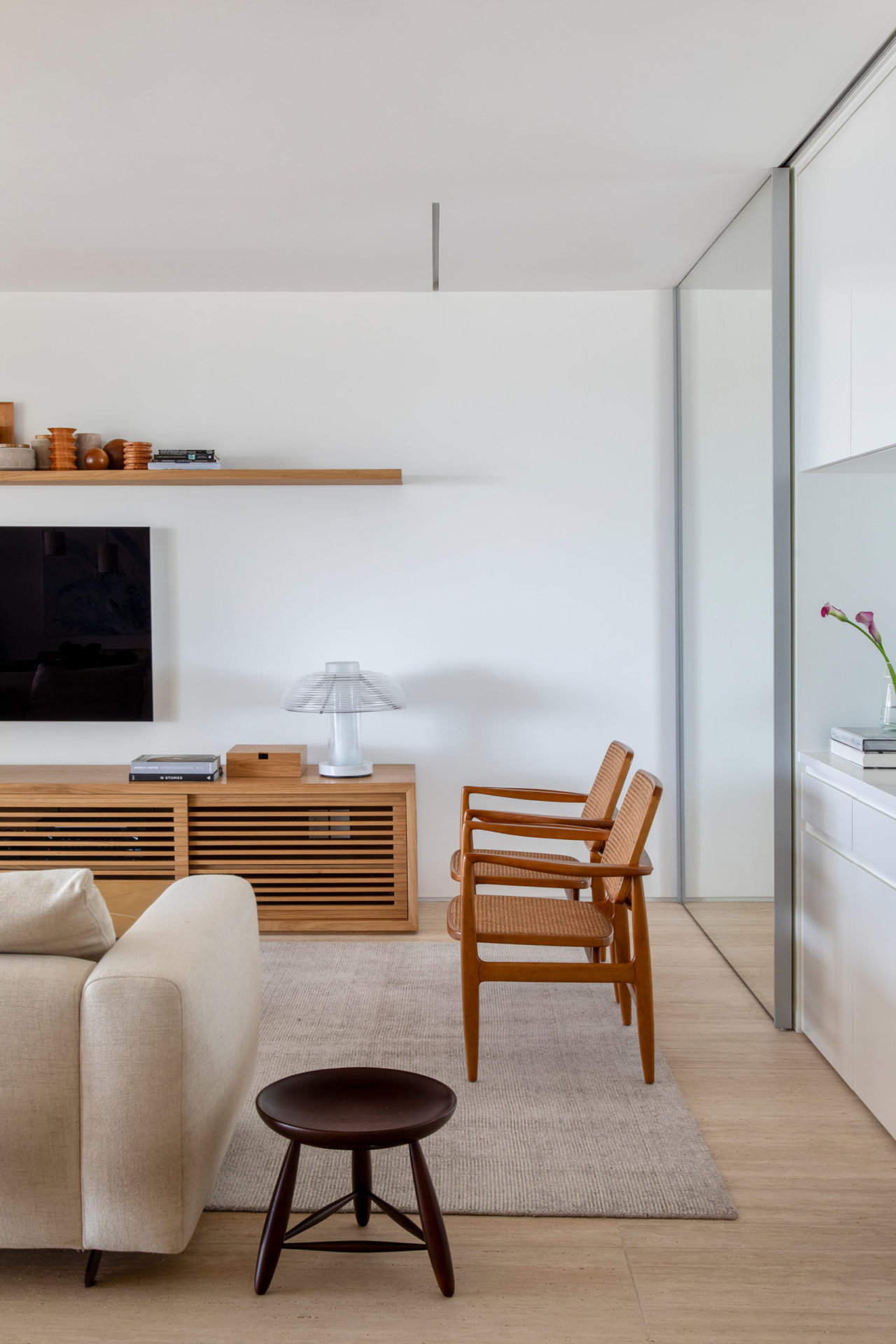 sala de estar com poltronas de madeira