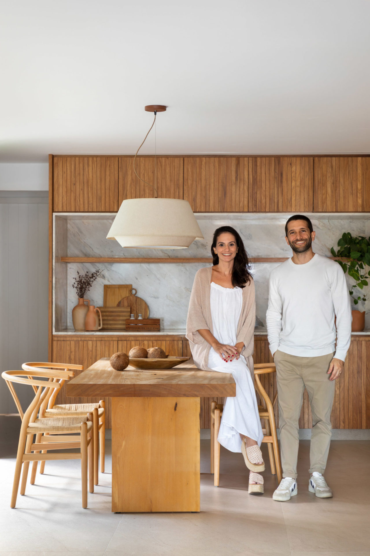 Ana Luisa Cairo e Gustavo Prado na cozinha de casa de praia
