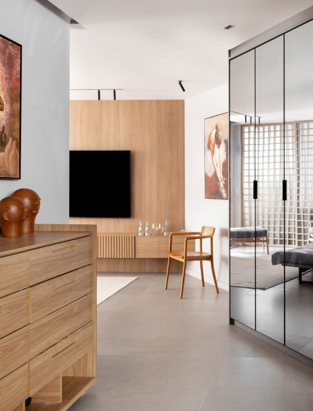 Minimalismo escandinavo e tradição japonesa inspiram a reforma deste apartamento de 60m² no Leblon, um projeto assinado pelo arquiteto Hiago Santos, à frente do escritório Hiago Santos Arquitetura. O apartamento, localizado no Leblon, zona sul do Rio de Janeiro, foi reformado para um empresário de 70 anos que buscava uma residência mais prática, mas sem abrir mão do conforto.