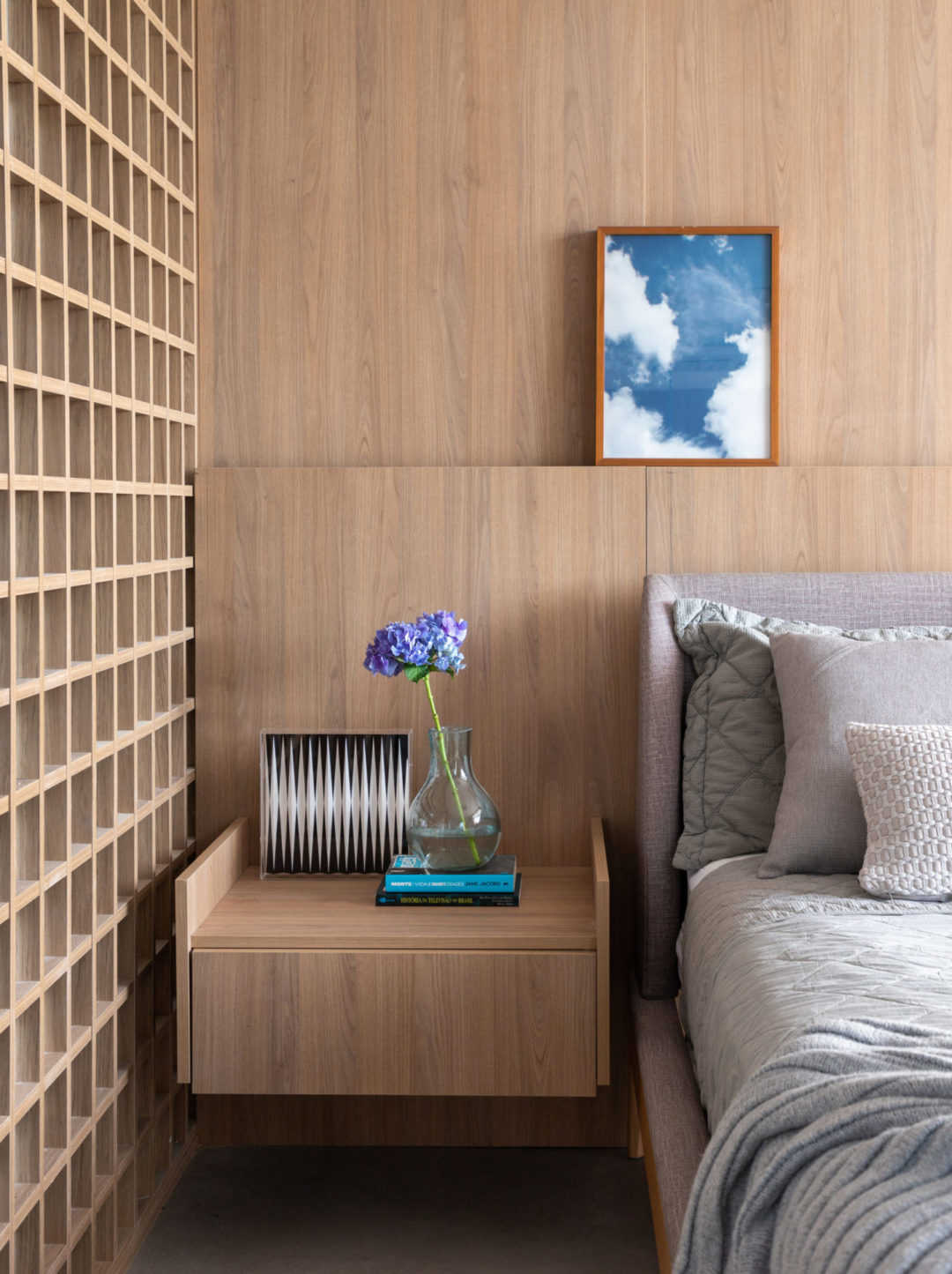 Minimalismo escandinavo e tradição japonesa inspiram a reforma deste apartamento de 60m² no Leblon, um projeto assinado pelo arquiteto Hiago Santos, à frente do escritório Hiago Santos Arquitetura. O apartamento, localizado no Leblon, zona sul do Rio de Janeiro, foi reformado para um empresário de 70 anos que buscava uma residência mais prática, mas sem abrir mão do conforto.