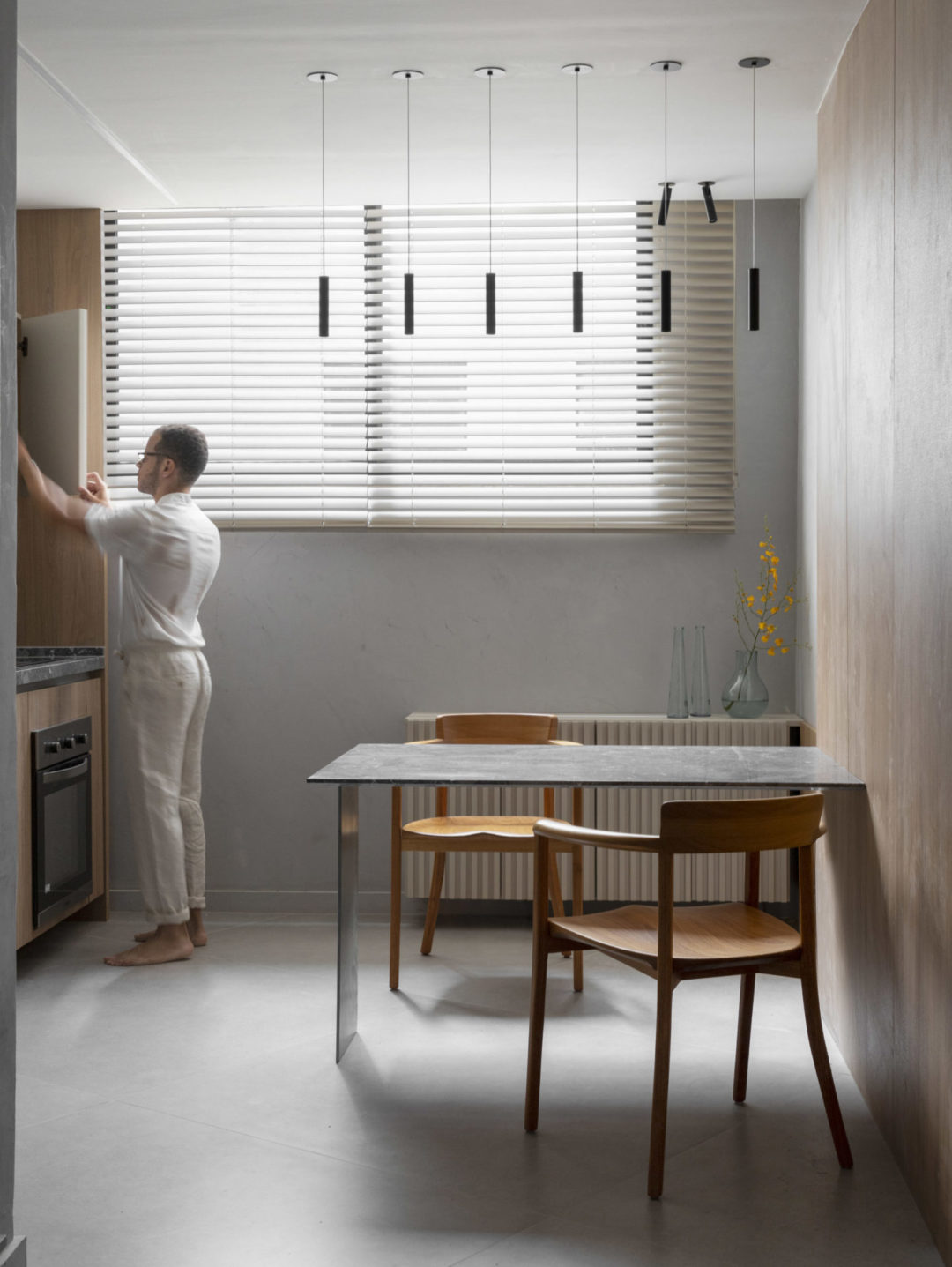 Minimalismo escandinavo e tradição japonesa inspiram a reforma deste apartamento de 60m² no Leblon, um projeto assinado pelo arquiteto Hiago Santos, à frente do escritório Hiago Santos Arquitetura. O apartamento, localizado no Leblon, zona sul do Rio de Janeiro, foi reformado para um empresário de 70 anos que buscava uma residência mais prática, mas sem abrir mão do conforto.
