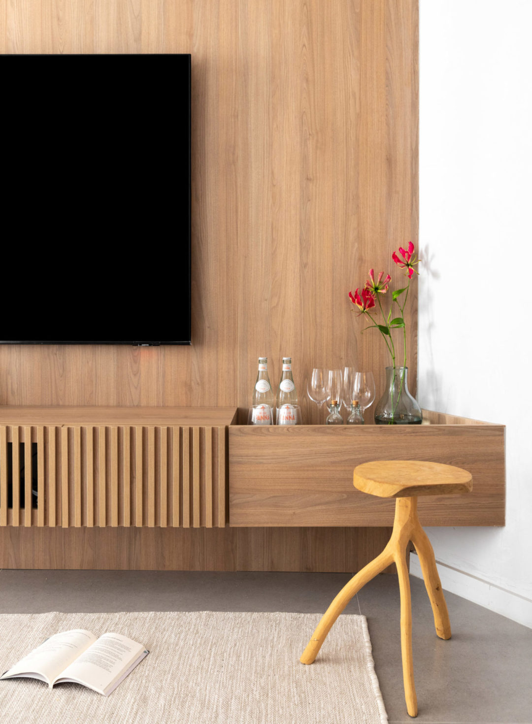 Minimalismo escandinavo e tradição japonesa inspiram a reforma deste apartamento de 60m² no Leblon, um projeto assinado pelo arquiteto Hiago Santos, à frente do escritório Hiago Santos Arquitetura. O apartamento, localizado no Leblon, zona sul do Rio de Janeiro, foi reformado para um empresário de 70 anos que buscava uma residência mais prática, mas sem abrir mão do conforto.