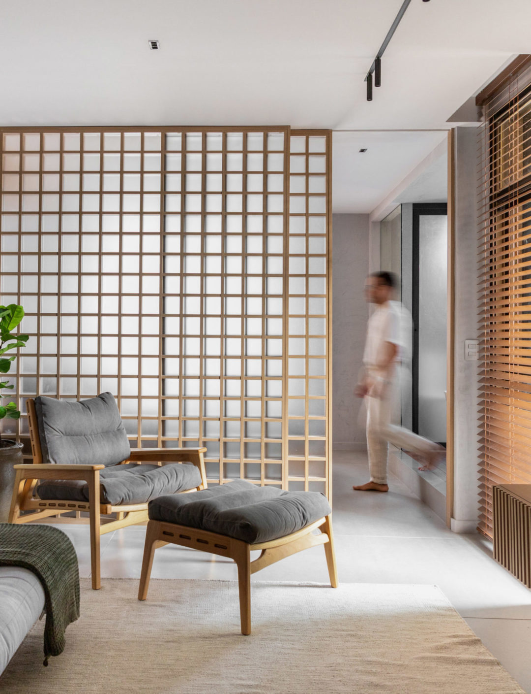 Minimalismo escandinavo e tradição japonesa inspiram a reforma deste apartamento de 60m² no Leblon, um projeto assinado pelo arquiteto Hiago Santos, à frente do escritório Hiago Santos Arquitetura. O apartamento, localizado no Leblon, zona sul do Rio de Janeiro, foi reformado para um empresário de 70 anos que buscava uma residência mais prática, mas sem abrir mão do conforto.