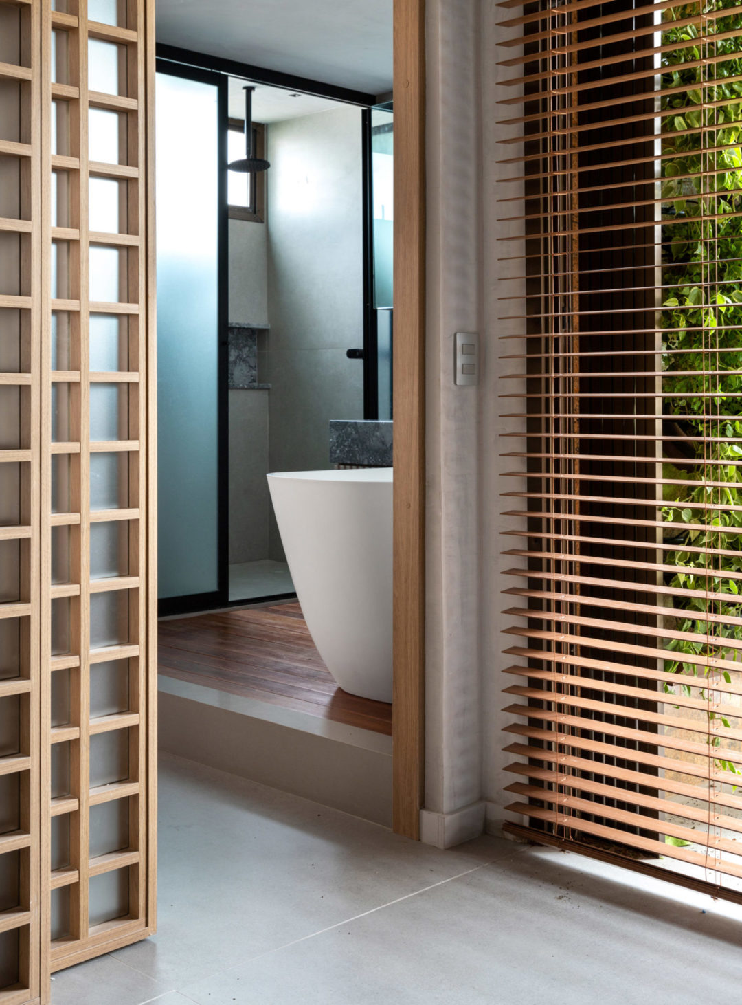Minimalismo escandinavo e tradição japonesa inspiram a reforma deste apartamento de 60m² no Leblon, um projeto assinado pelo arquiteto Hiago Santos, à frente do escritório Hiago Santos Arquitetura. O apartamento, localizado no Leblon, zona sul do Rio de Janeiro, foi reformado para um empresário de 70 anos que buscava uma residência mais prática, mas sem abrir mão do conforto.