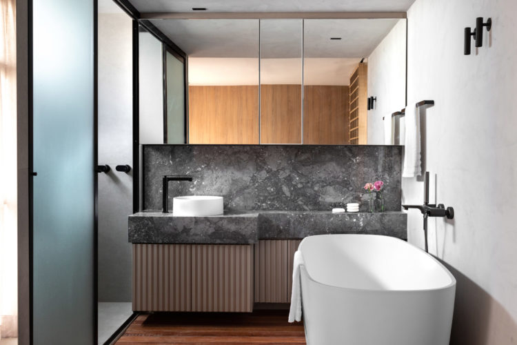 Minimalismo escandinavo e tradição japonesa inspiram a reforma deste apartamento de 60m² no Leblon, um projeto assinado pelo arquiteto Hiago Santos, à frente do escritório Hiago Santos Arquitetura. O apartamento, localizado no Leblon, zona sul do Rio de Janeiro, foi reformado para um empresário de 70 anos que buscava uma residência mais prática, mas sem abrir mão do conforto.