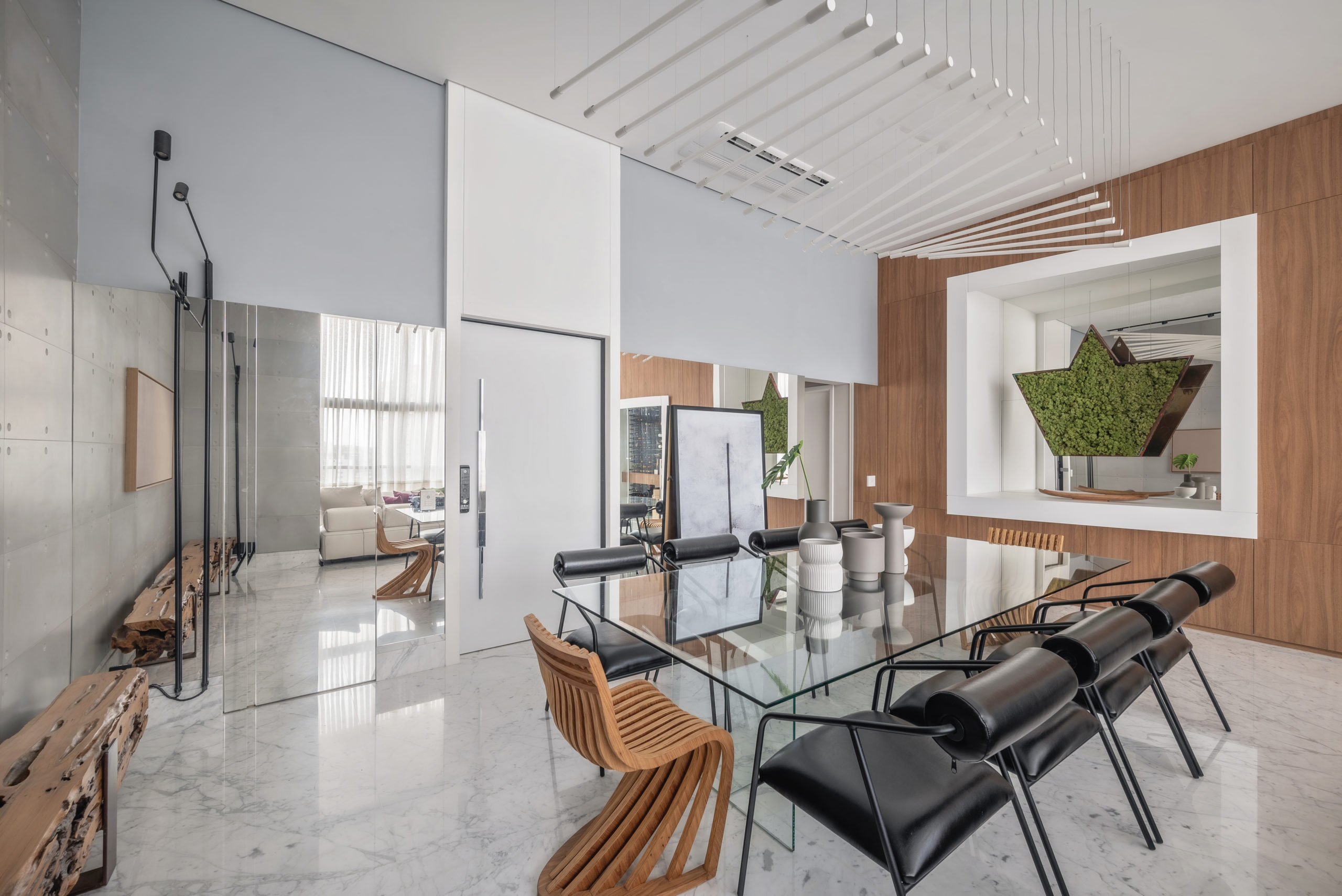 sala de jantar com mesa para oito pessoas