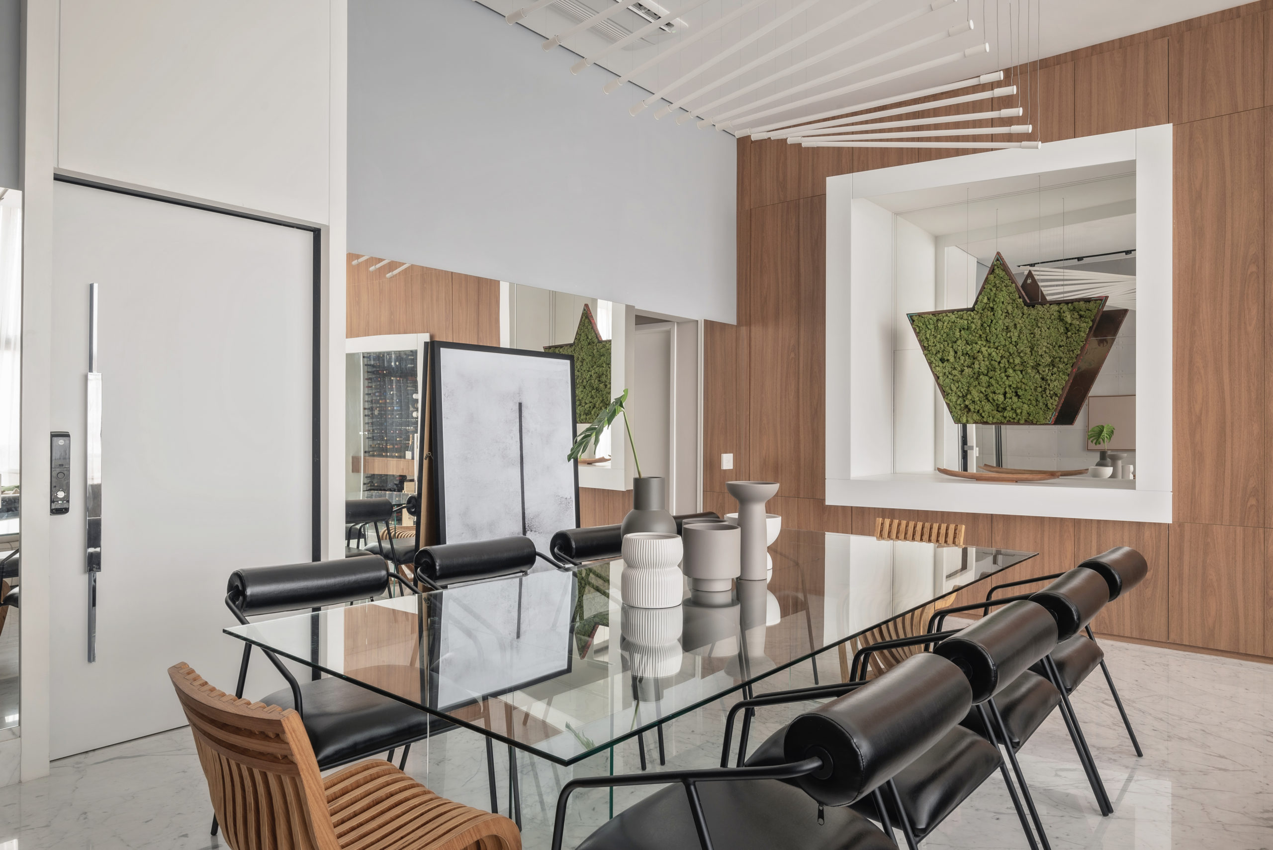 sala de jantar com parede espelhada