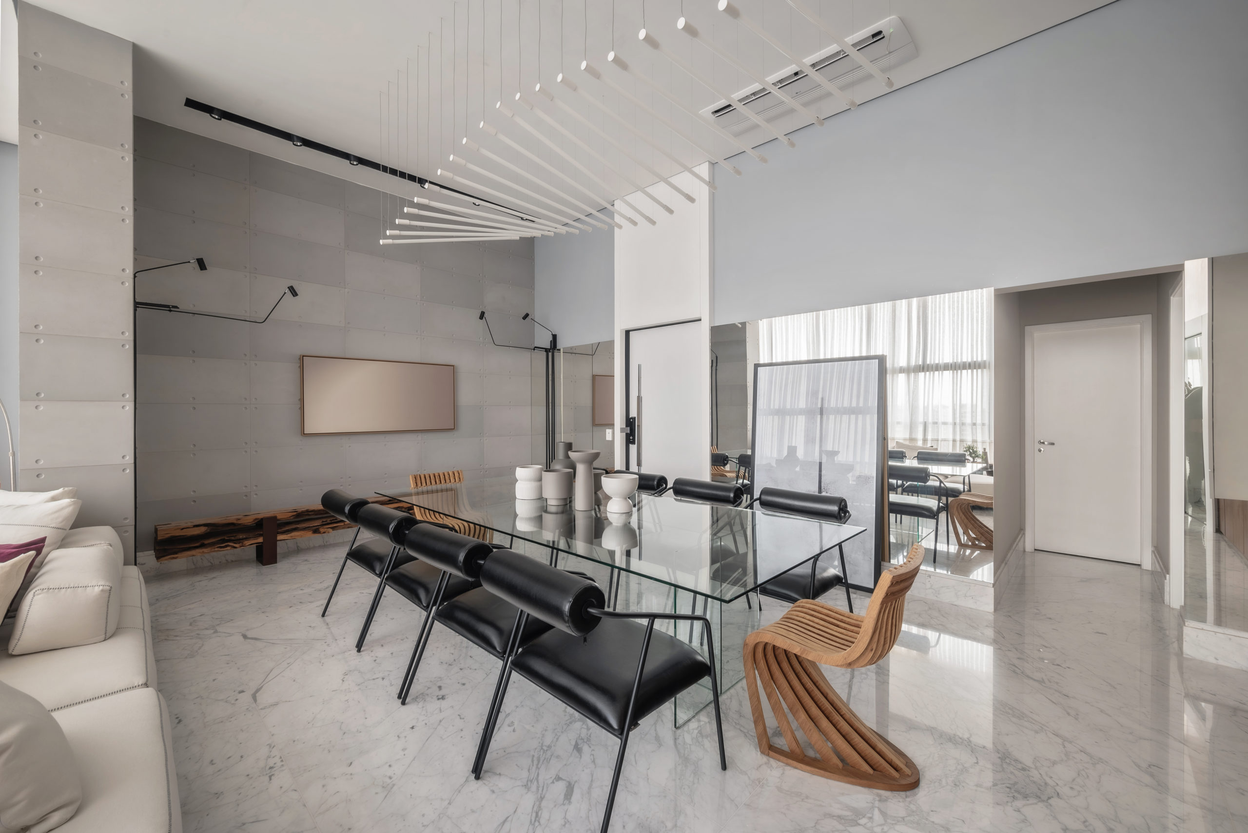 mesa de jantar em ampla sala de duplex