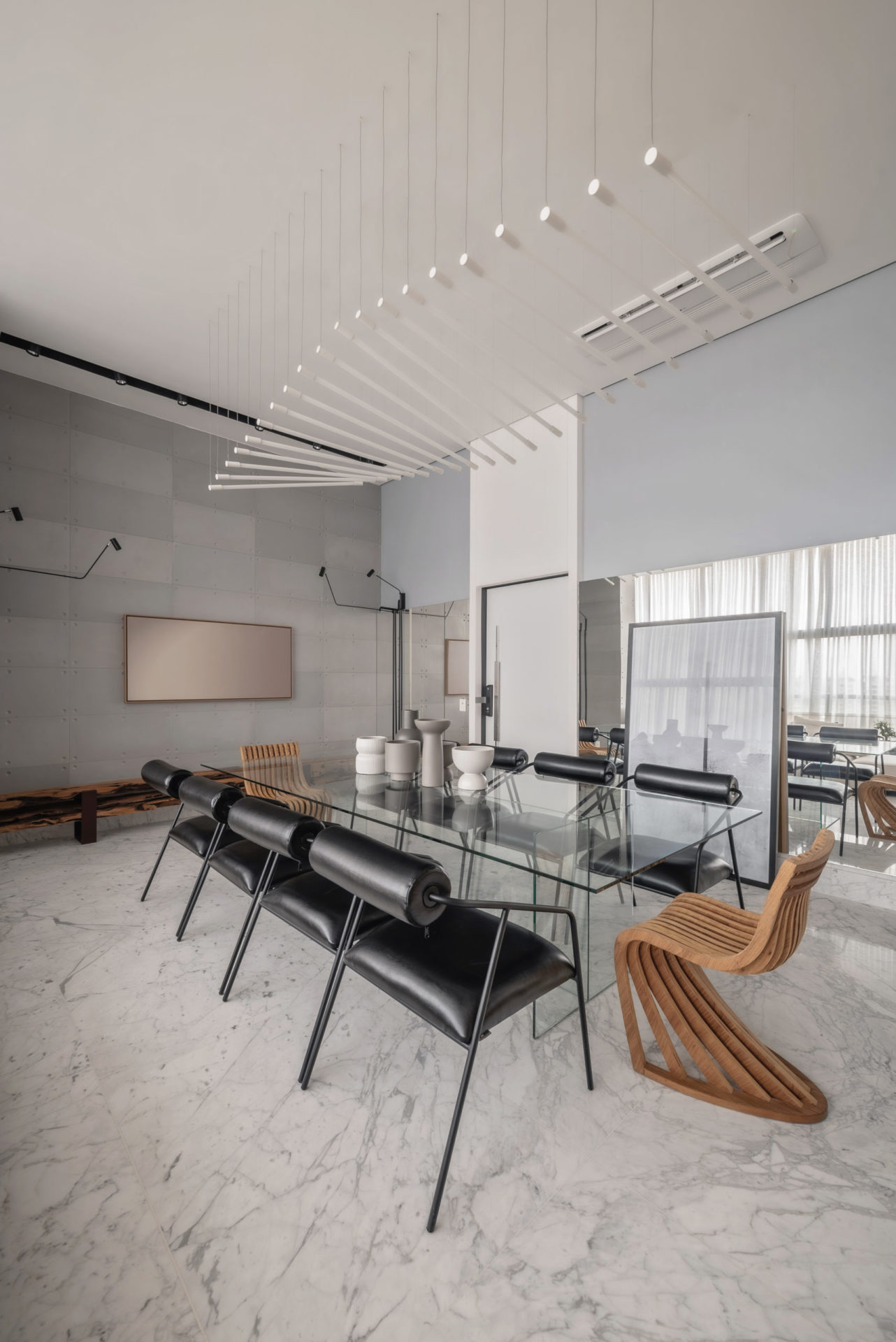 sala de jantar com iluminação indireta