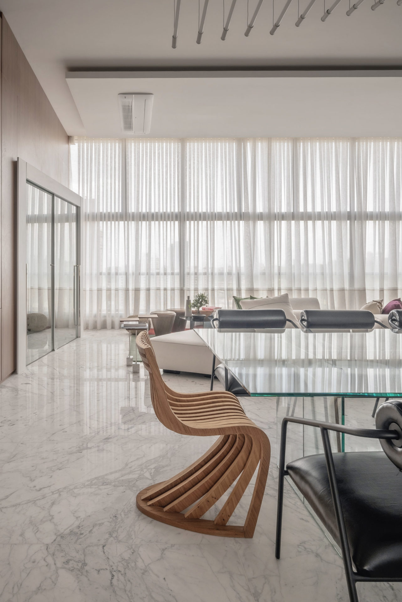 cadeira com design em madeira
