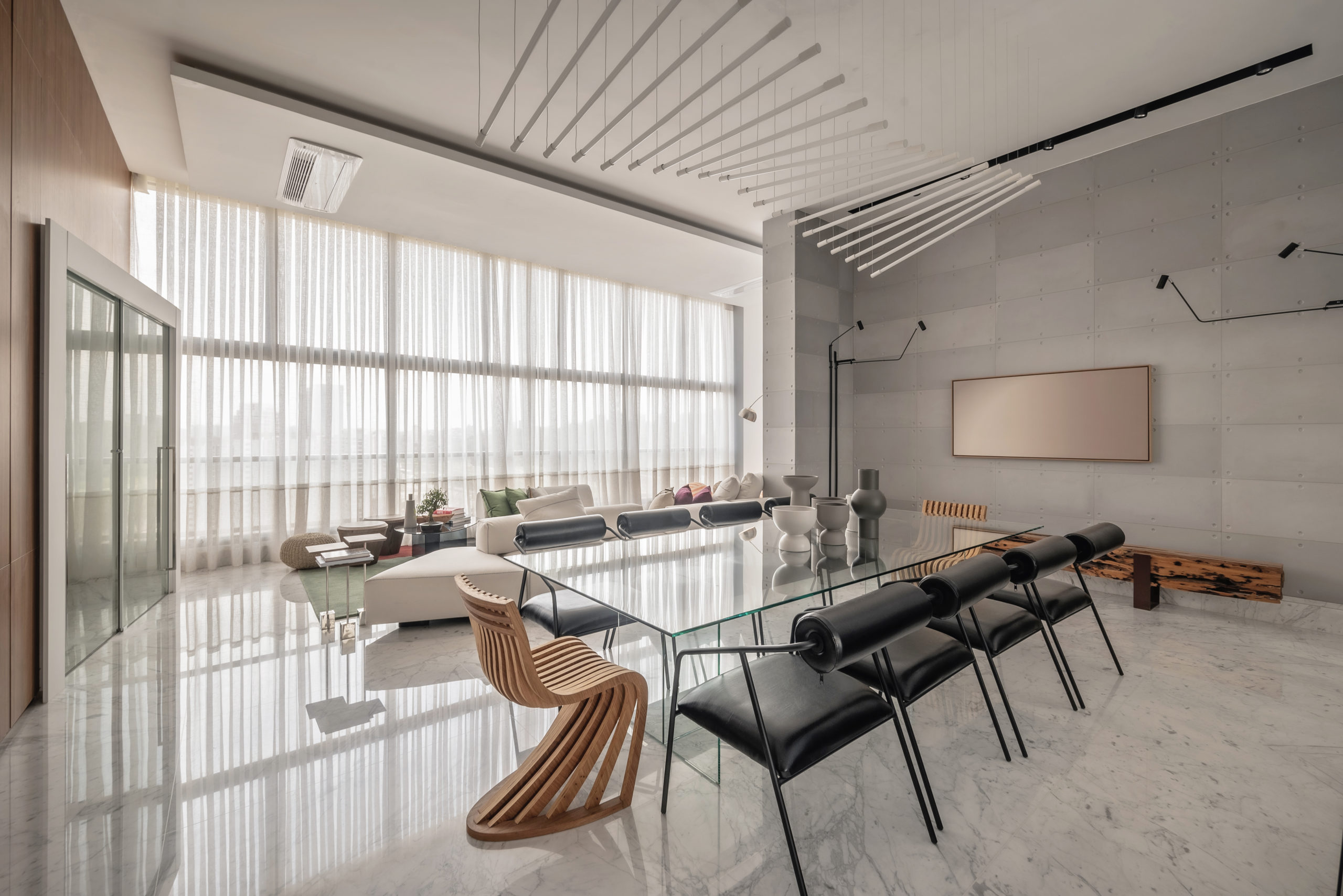 sala de jantar ampla e iluminada