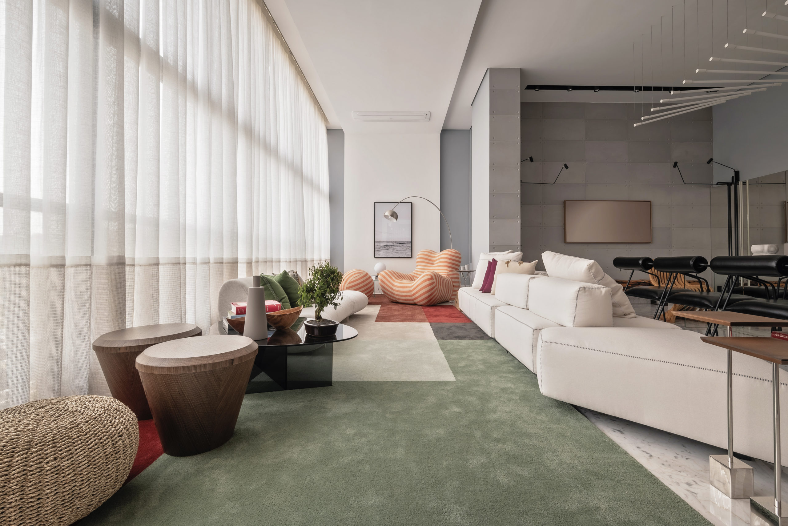 sala com janela ampla