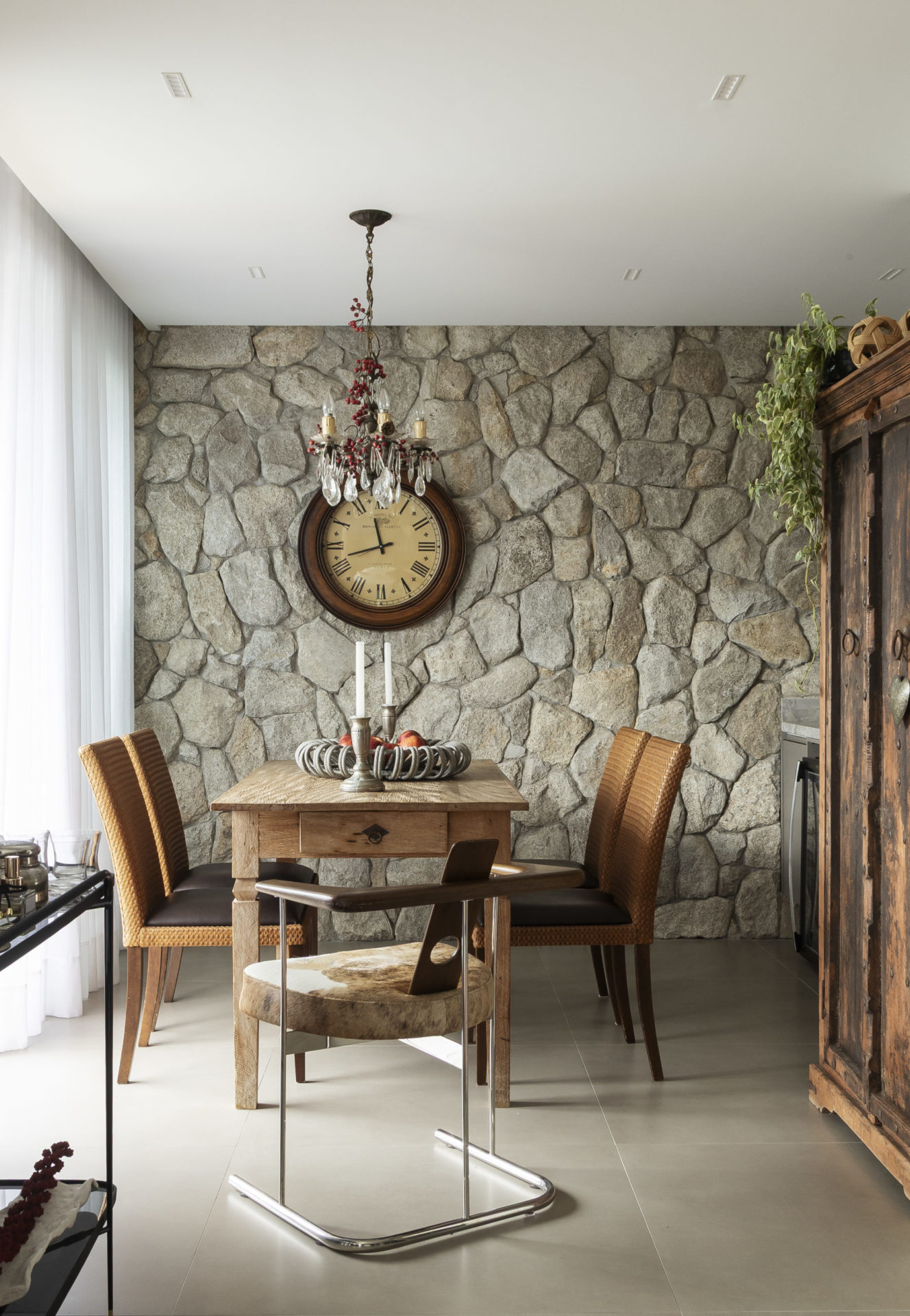 sala de jantar com parede de pedras 