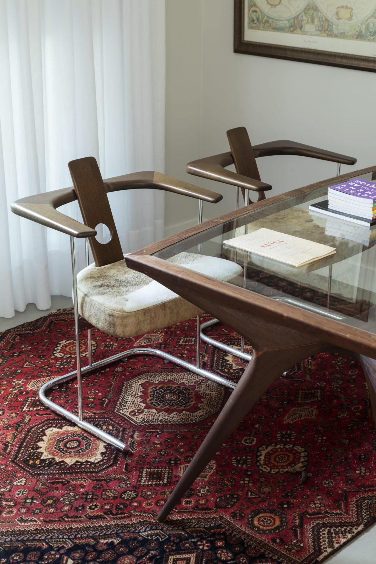 mesa de madeira e vidro e duas cadeiras