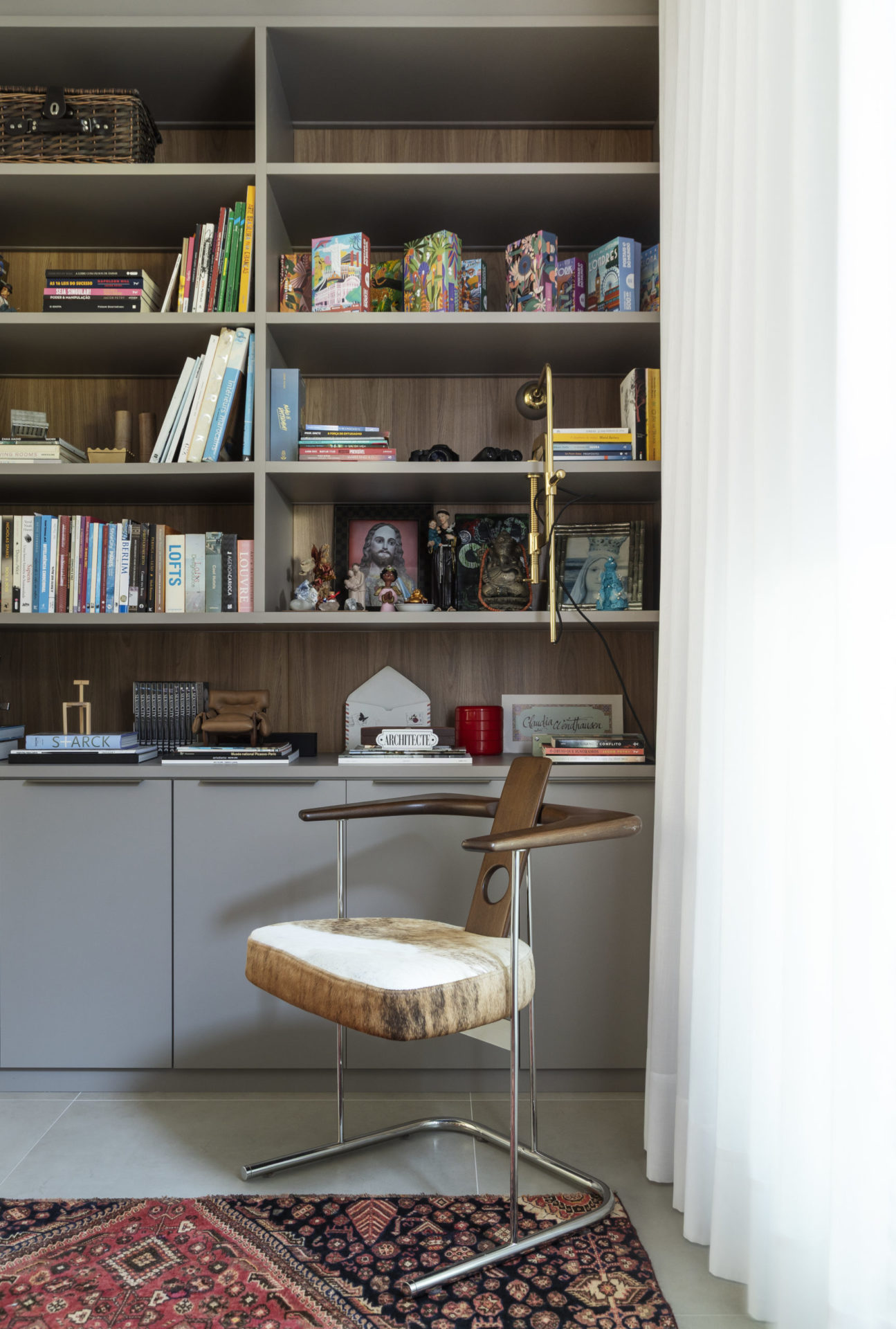 estante com livros e memórias afetivas
