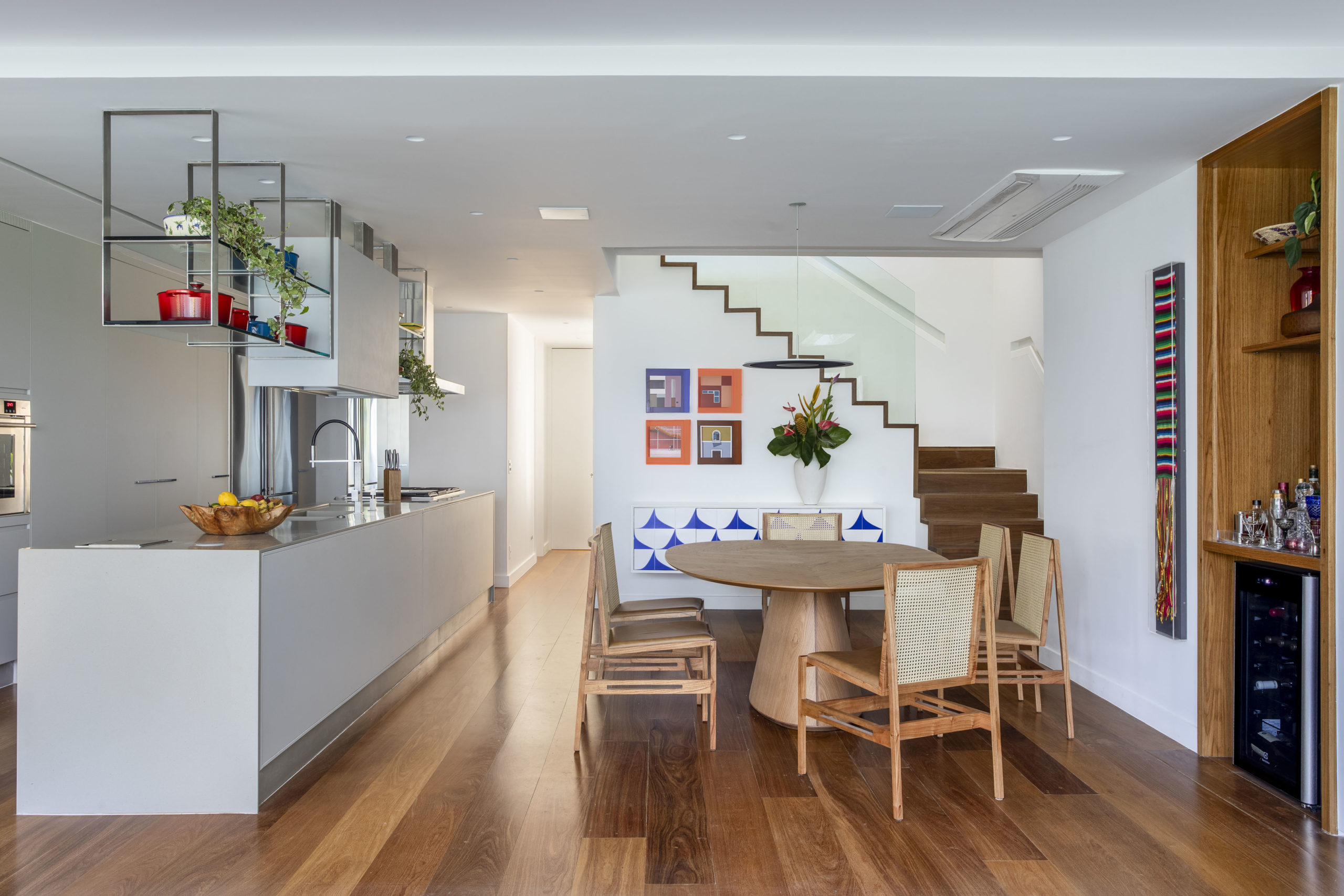 sala de jantar, cozinha e escada