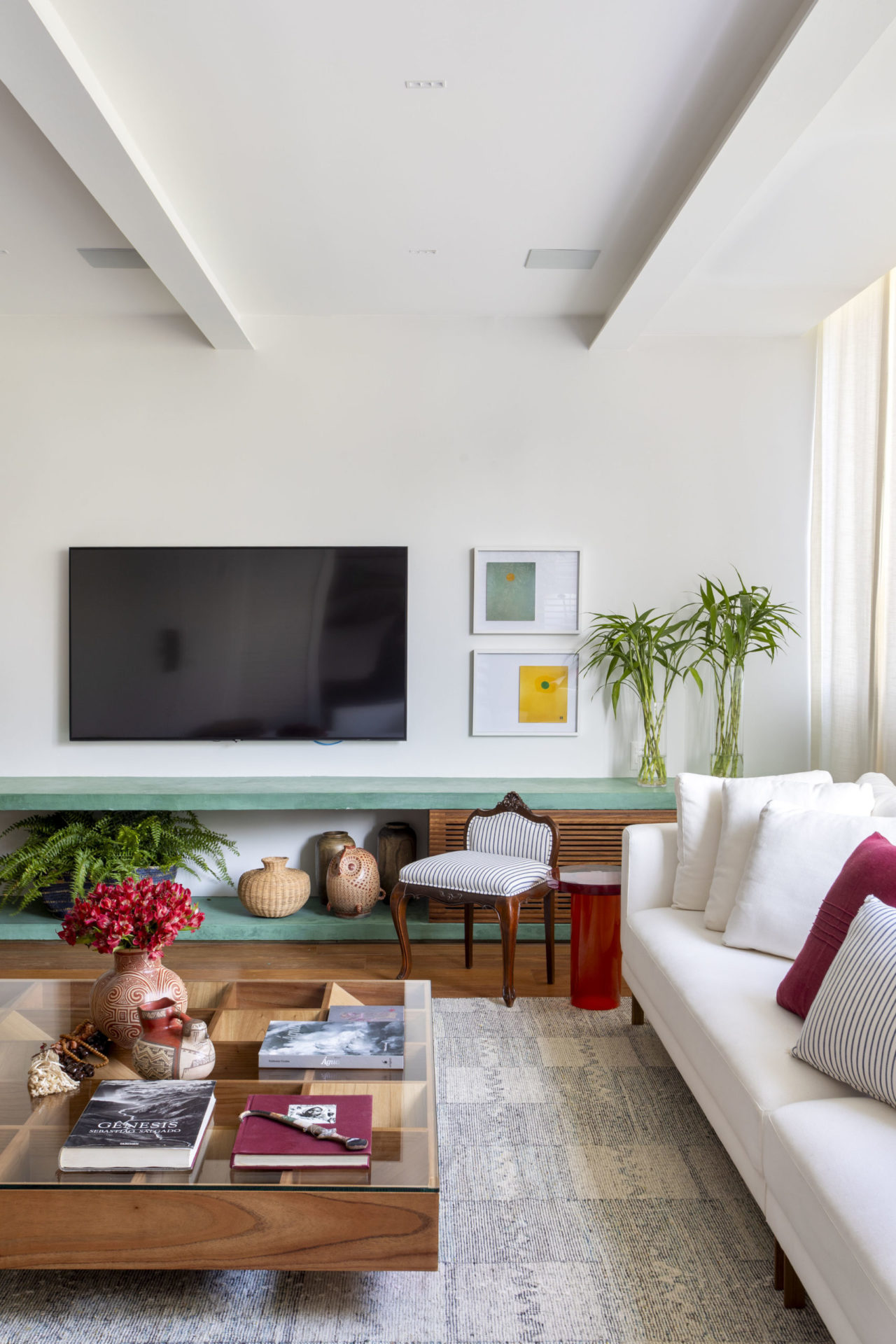 sala de estar com TV