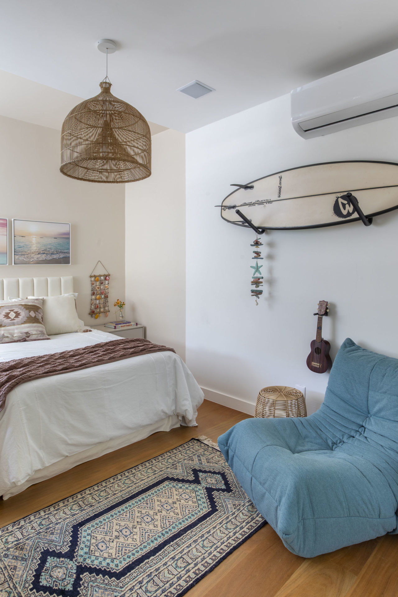 quarto com prancha de surf
