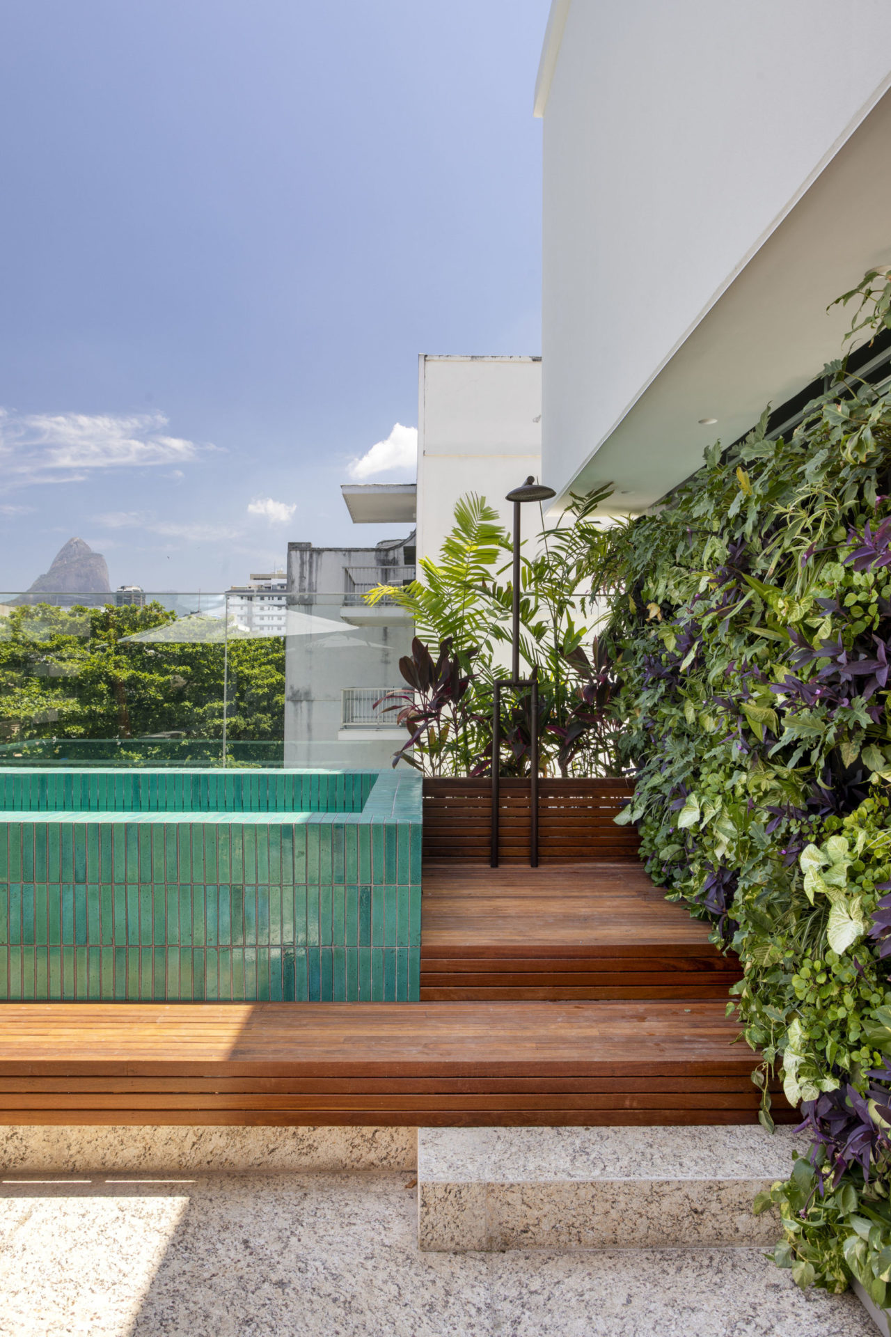 cobertura com piscina e chuveiro externo