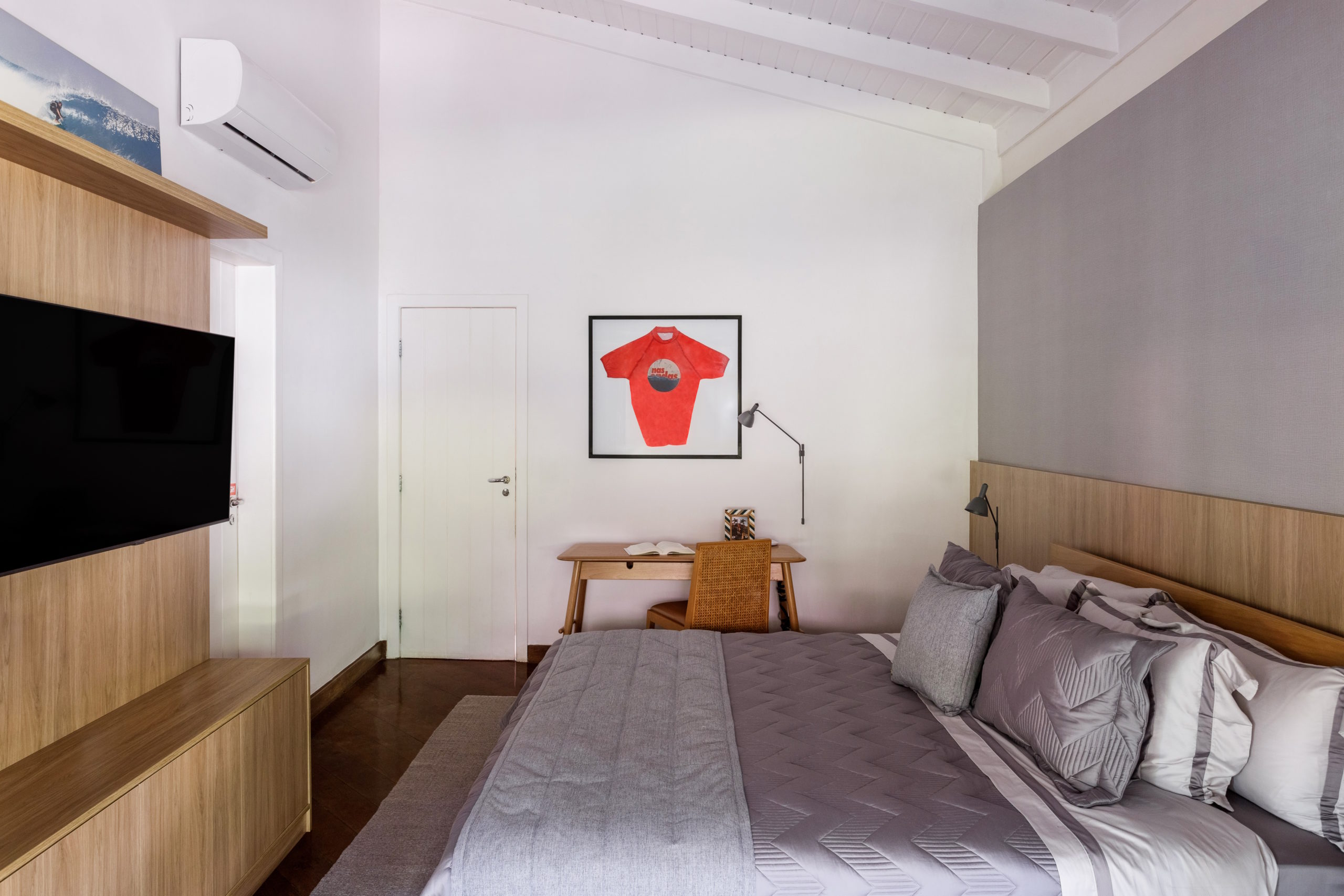 quarto masculino com cama de casal e TV