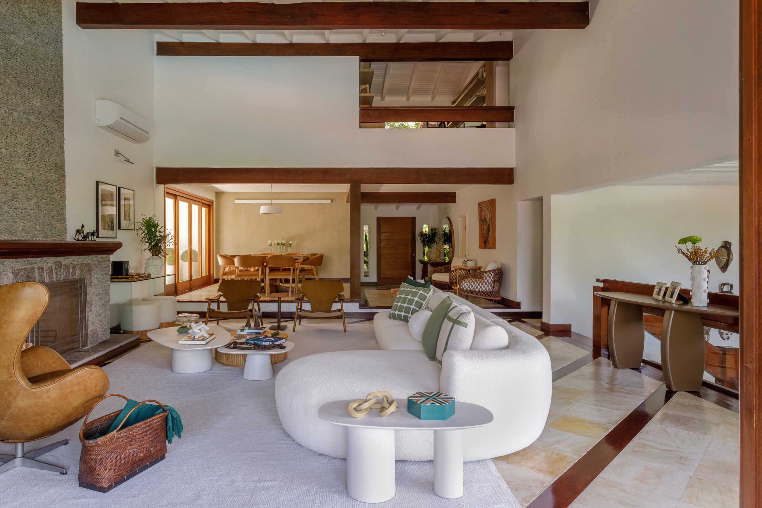 Casa no Itanhangá ganha atmosfera charmosa da Serra