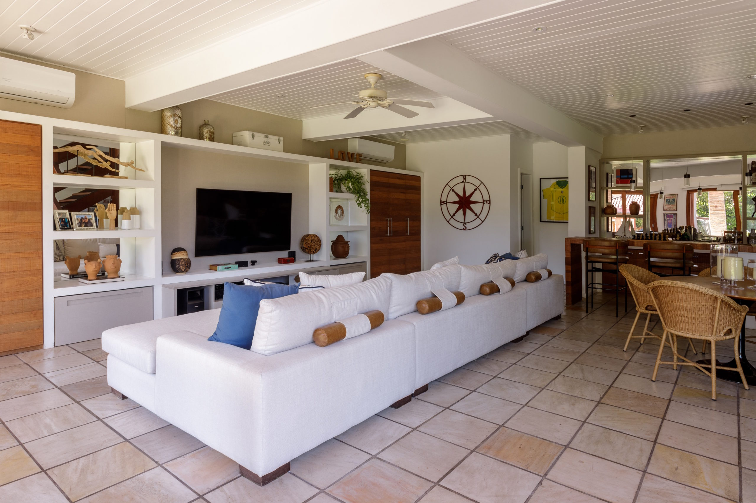sala de TV com sofá branco