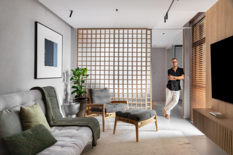 Minimalismo escandinavo e tradição japonesa inspiram a reforma deste apartamento de 60m² no Leblon, um projeto assinado pelo arquiteto Hiago Santos, à frente do escritório Hiago Santos Arquitetura. O apartamento, localizado no Leblon, zona sul do Rio de Janeiro, foi reformado para um empresário de 70 anos que buscava uma residência mais prática, mas sem abrir mão do conforto.