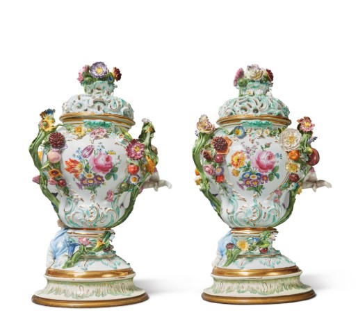 Um par de grandes vasos pot-pourri de porcelana Meissen e tampas reticuladas / final do seculo XIX.