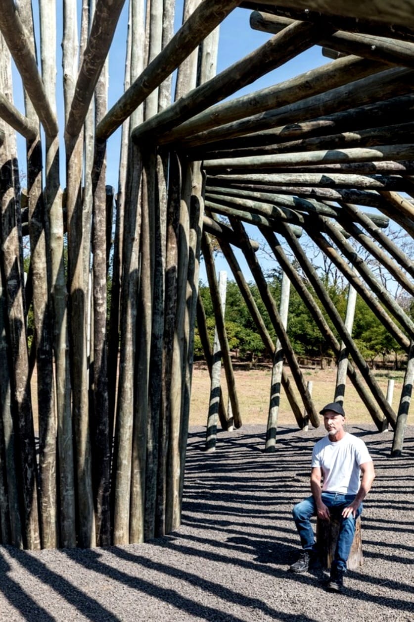 Instituto Campana, fundado em 2009 pelos irmãos, inaugurou seu projeto mais ambicioso – o Parque Campana. Humberto Campana sob as toras que formam o pavilhão de eucalipto