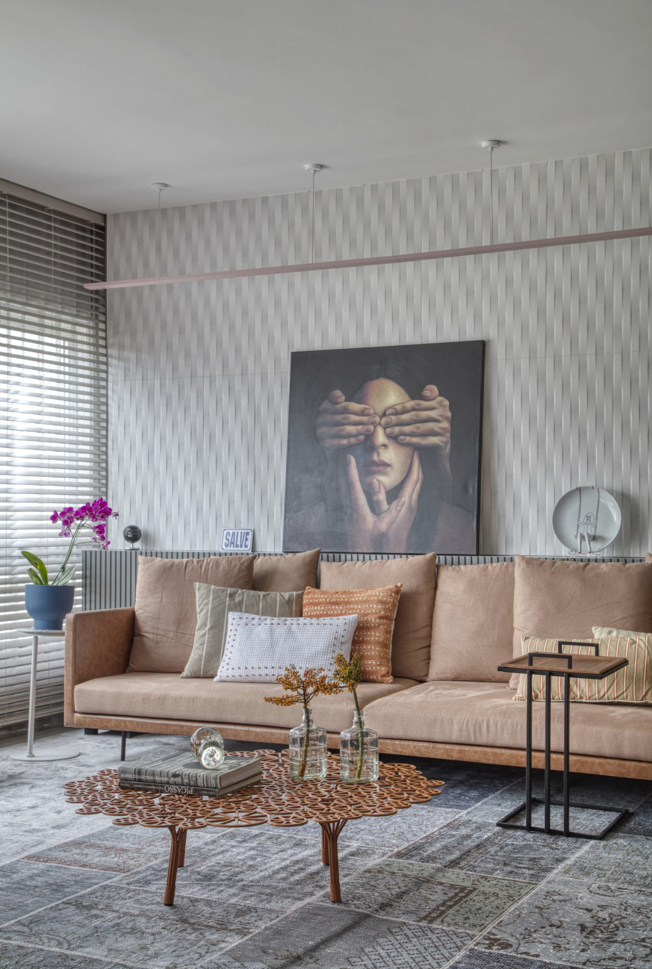 sala de estar com sofá, persiana e mesinhas de apoio