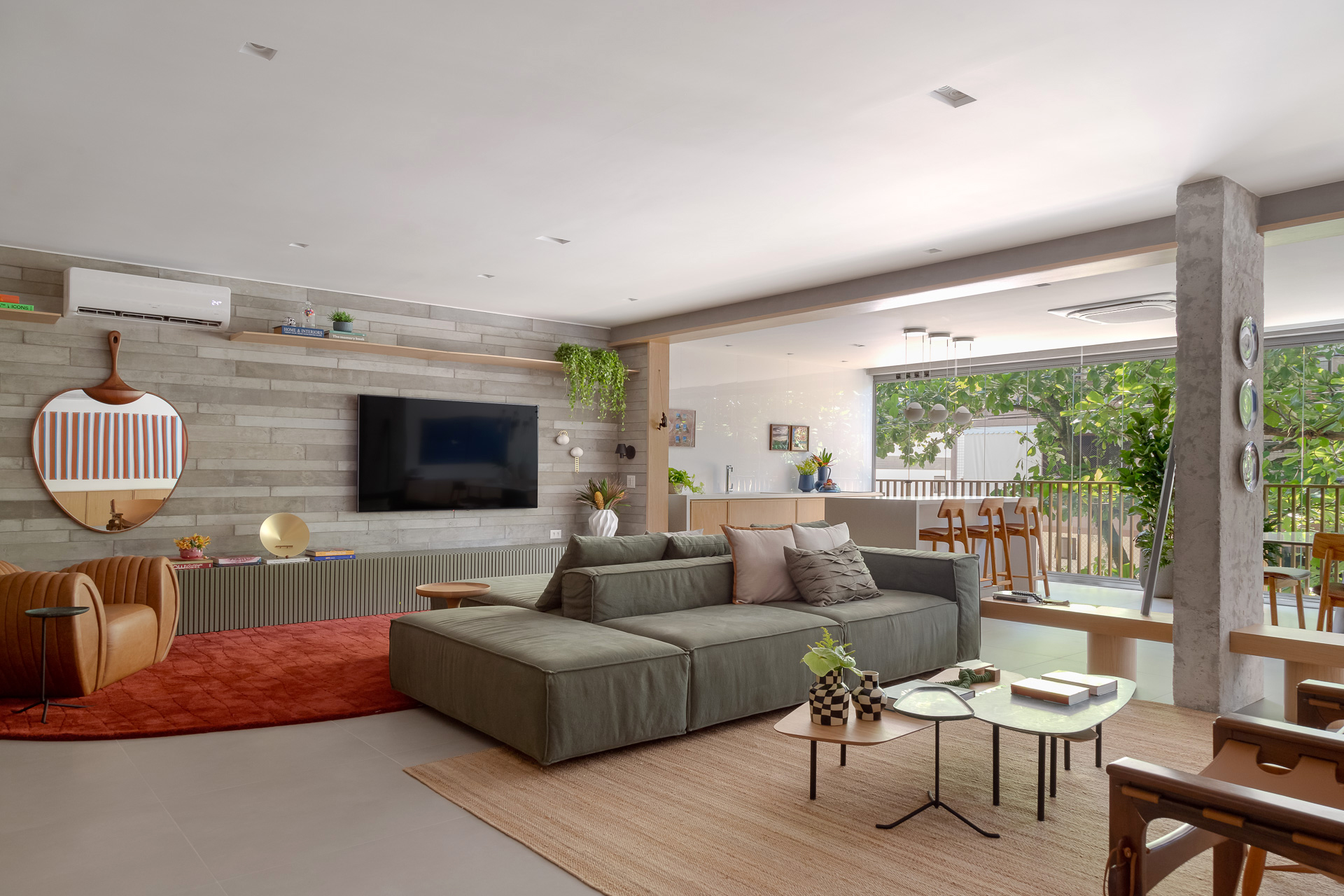 sala com sofá, tv na parede e varanda