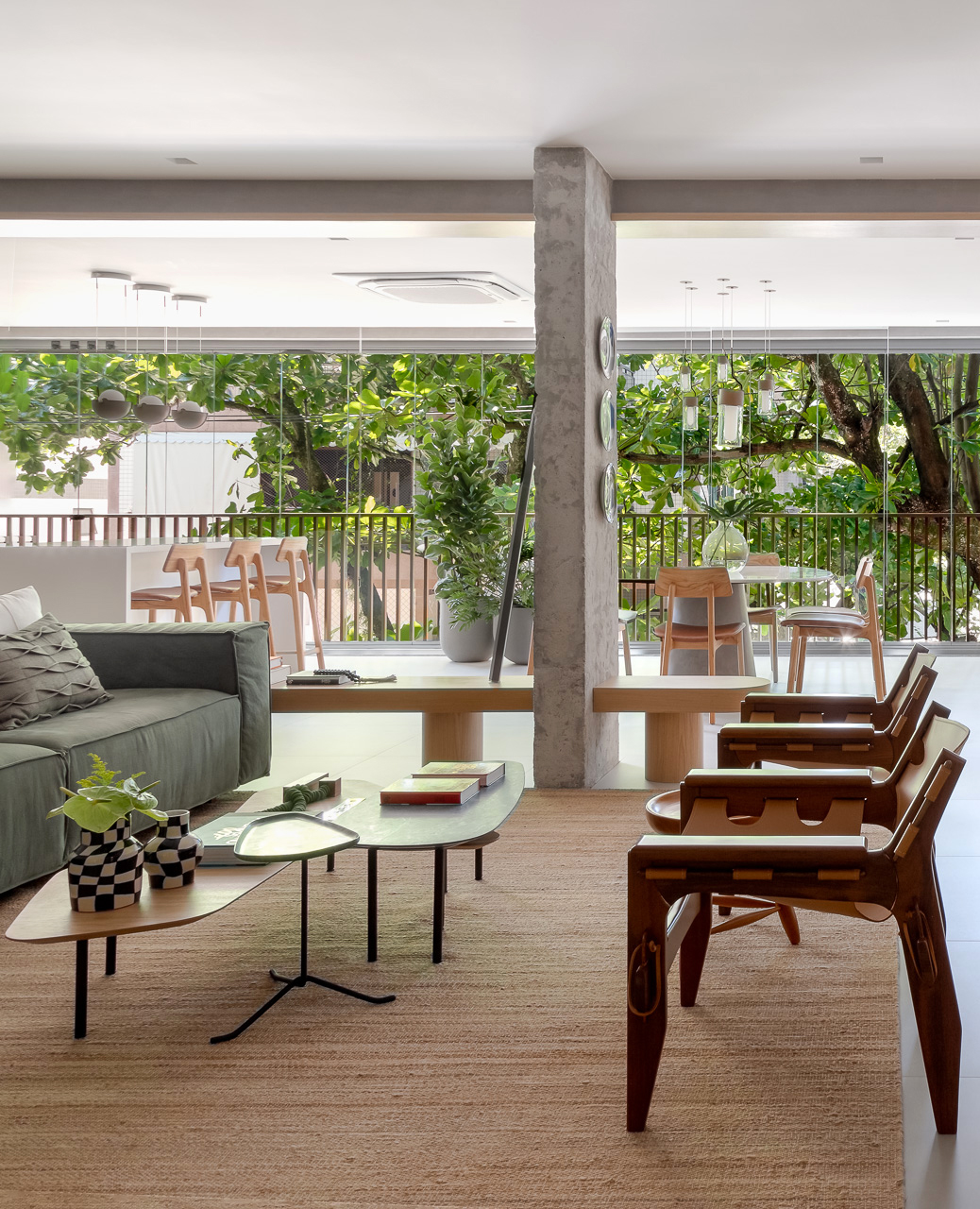 sala com duas poltronas, mesa de centro e varanda