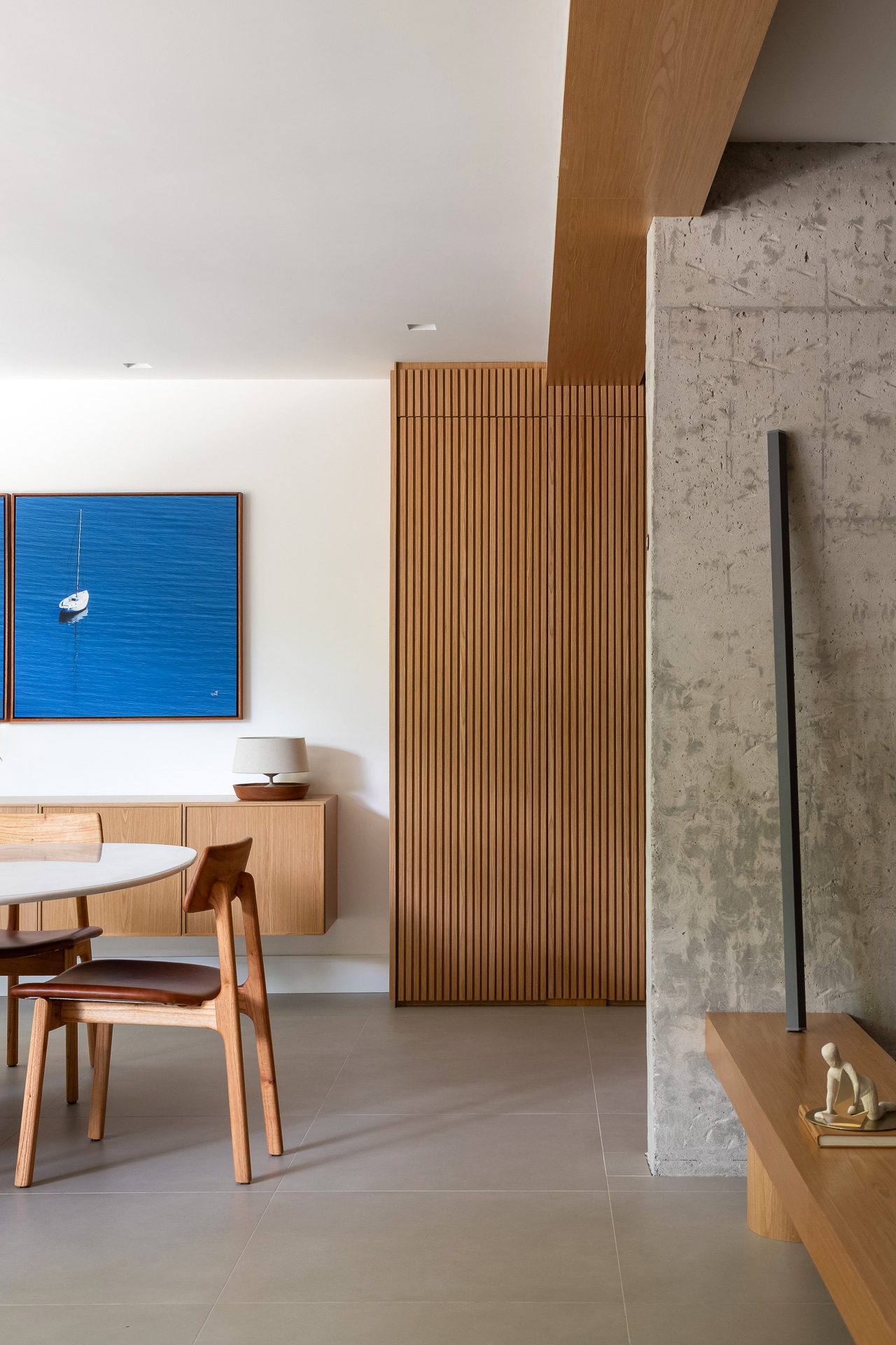 sala de parede branca com quadro azul