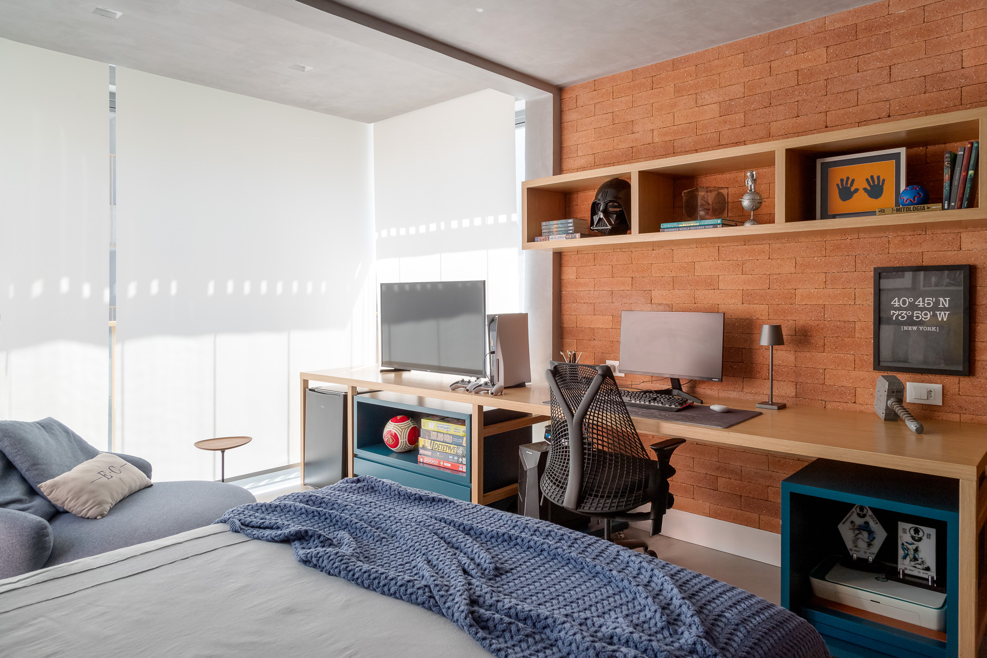 escritório em destaque em quarto com cama de casal
