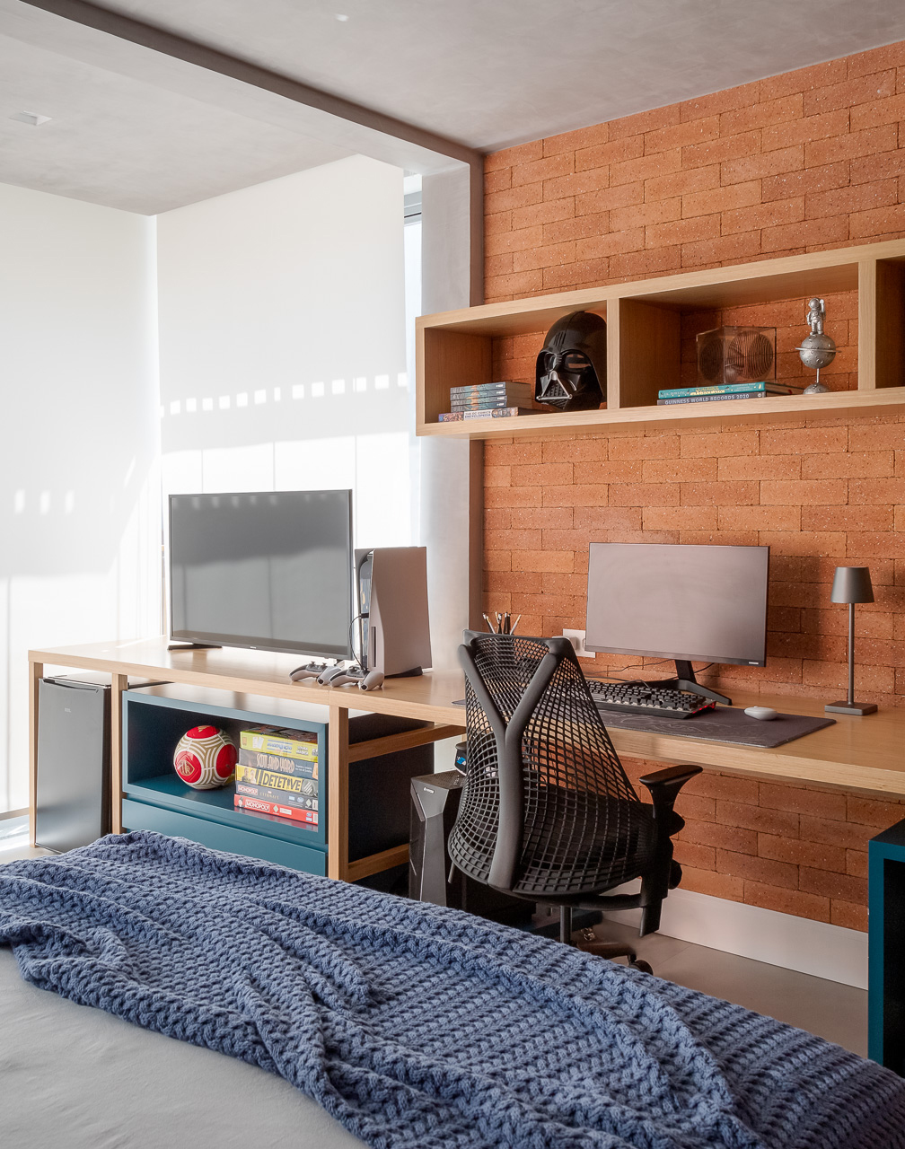 quarto com escritório e parede de tijolos