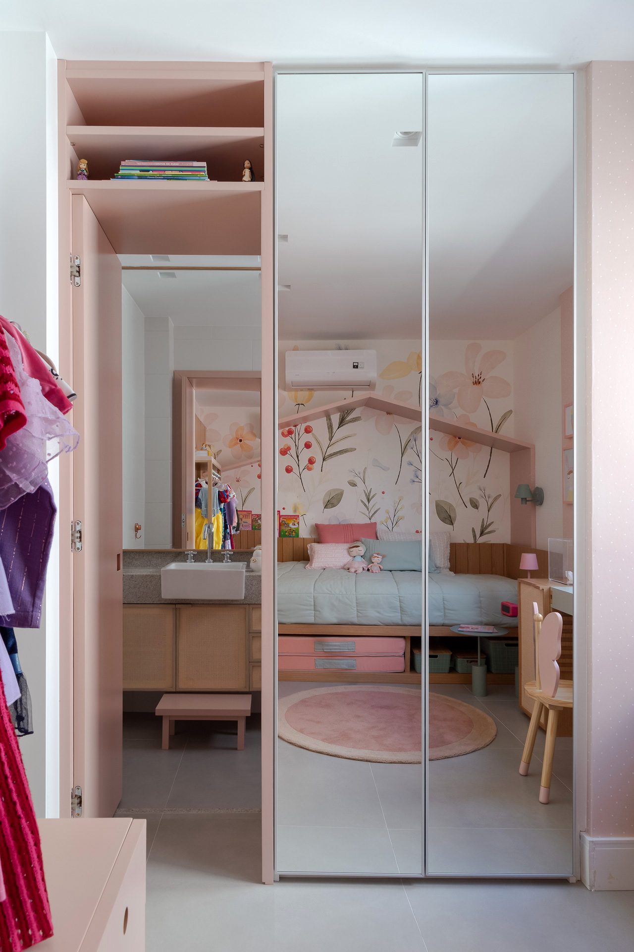 guarda-roupa espelhado em quarto de menina