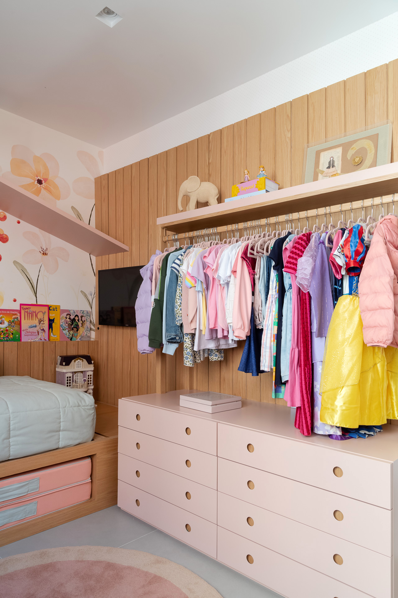 quarto com roupas infantis feminina 