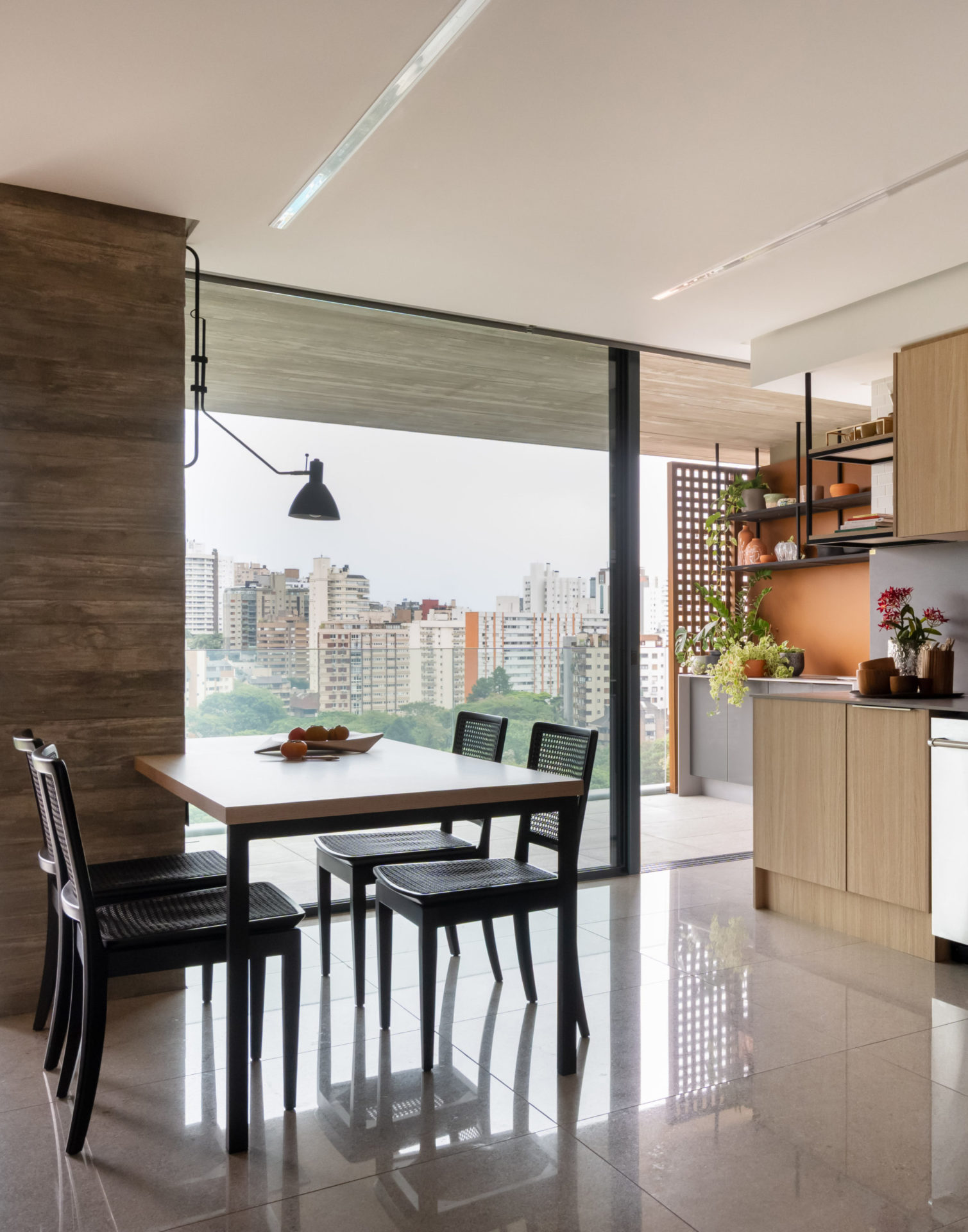 cozinha com mesa para quatro pessoas