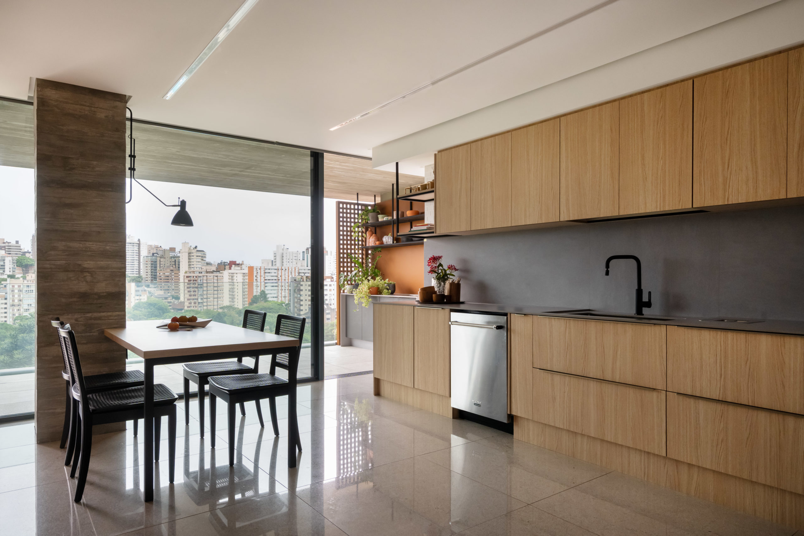 cozinha com armários e mesa de quatro cadeiras
