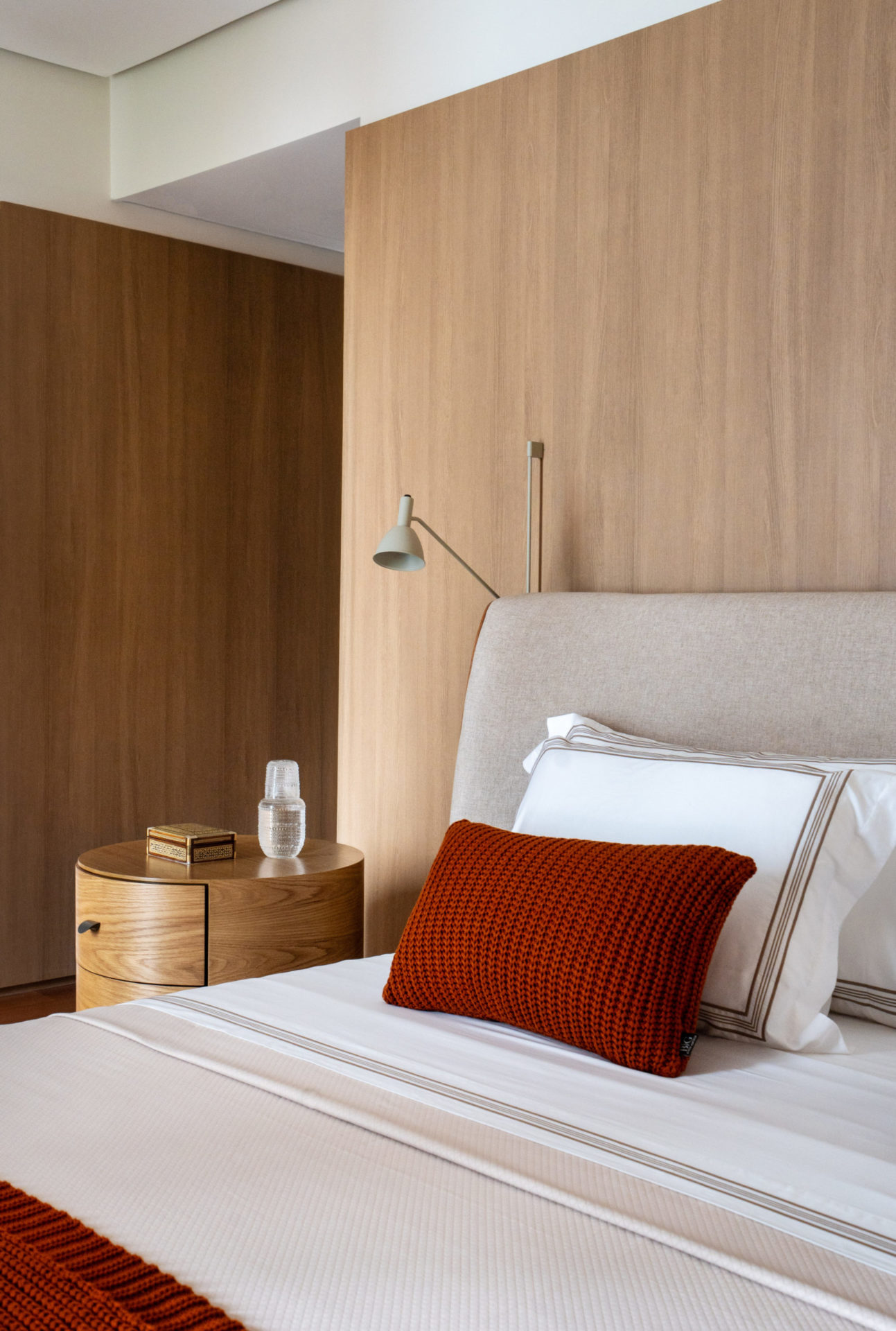 cama de casal com roupa de cama em tom terroso