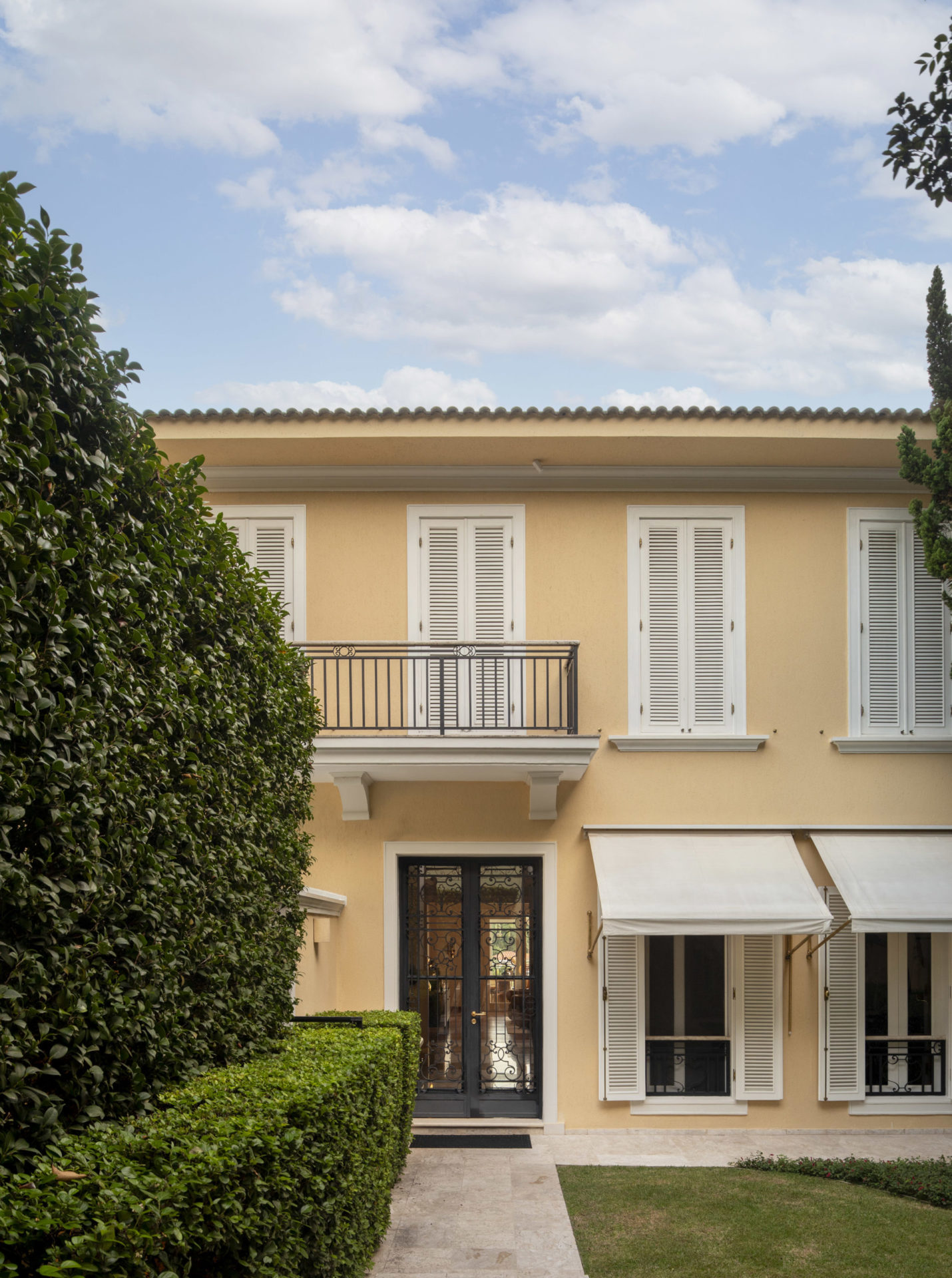 fachada de casa com jardim