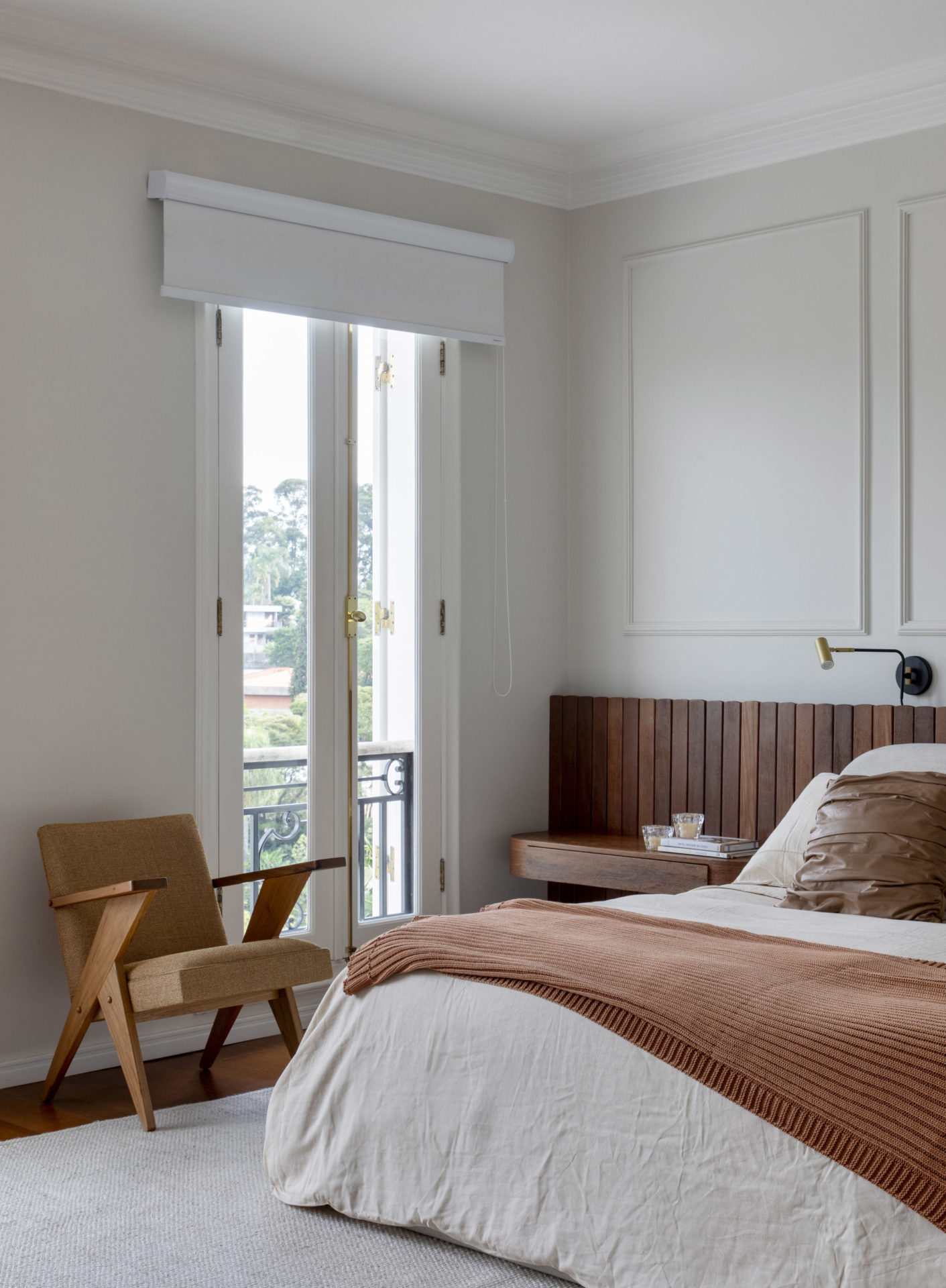 quarto de casal com janela e cadeira