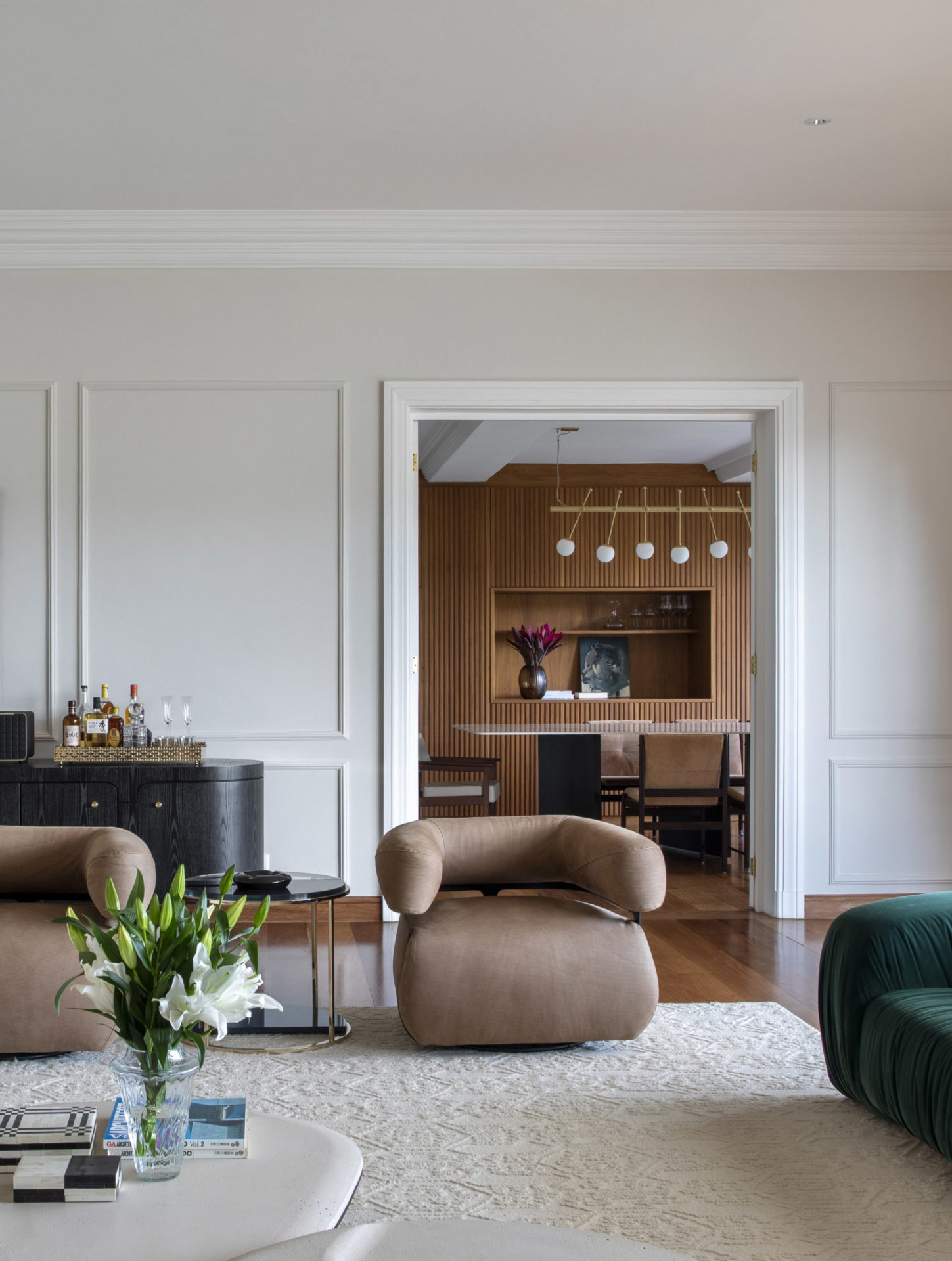 sala de estar com visão para sala de jantar