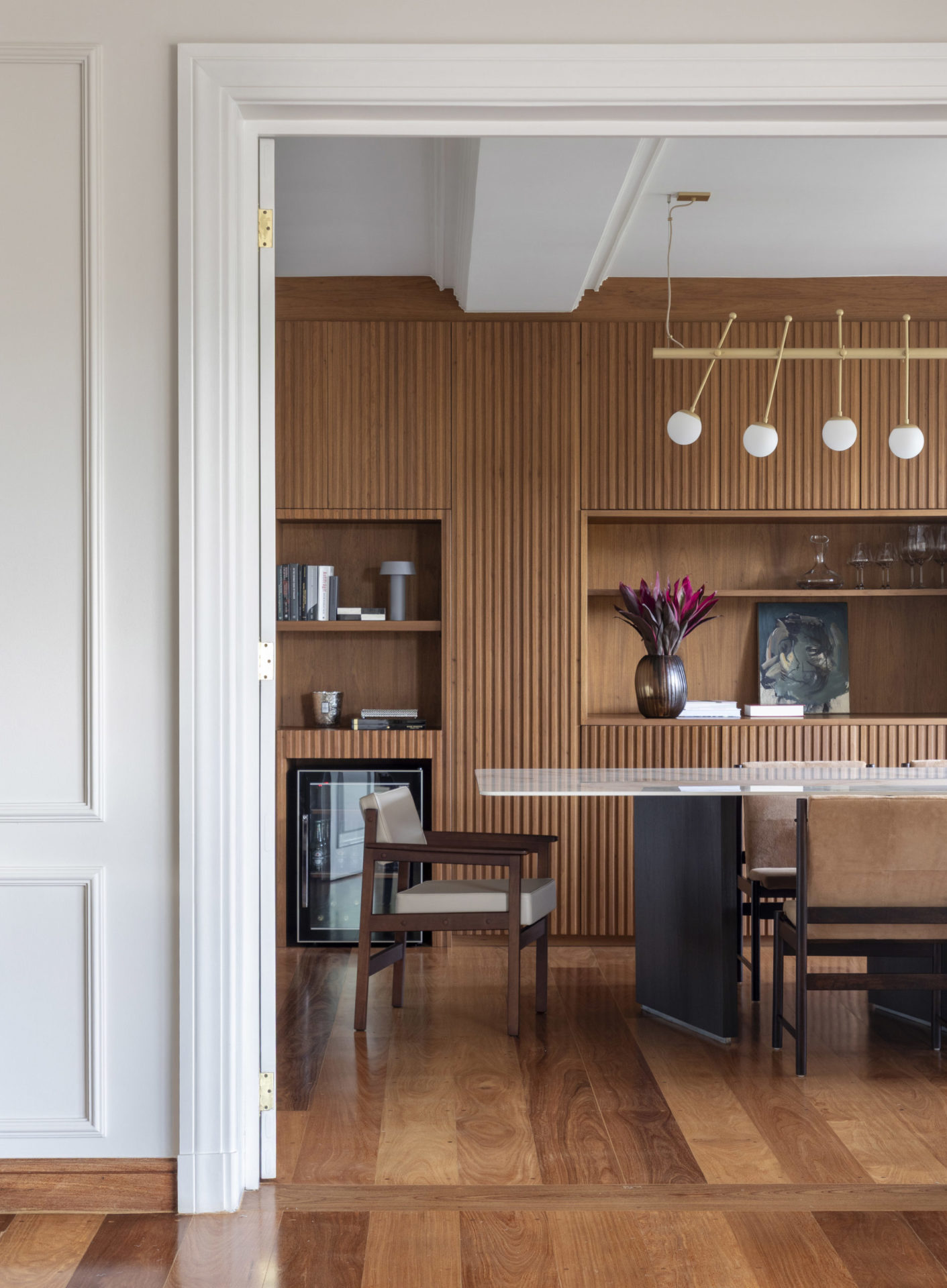 sala de jantar com mesa de jantar e parede em madeira